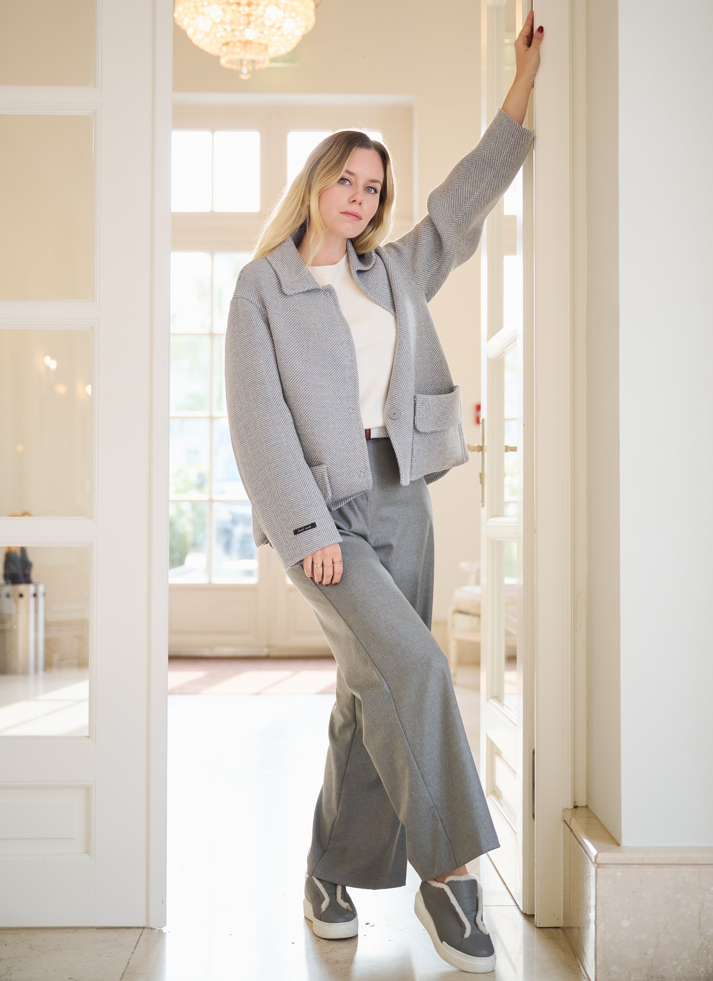 Lexi Slip-In Sneaker Grau – getragen, seitlich