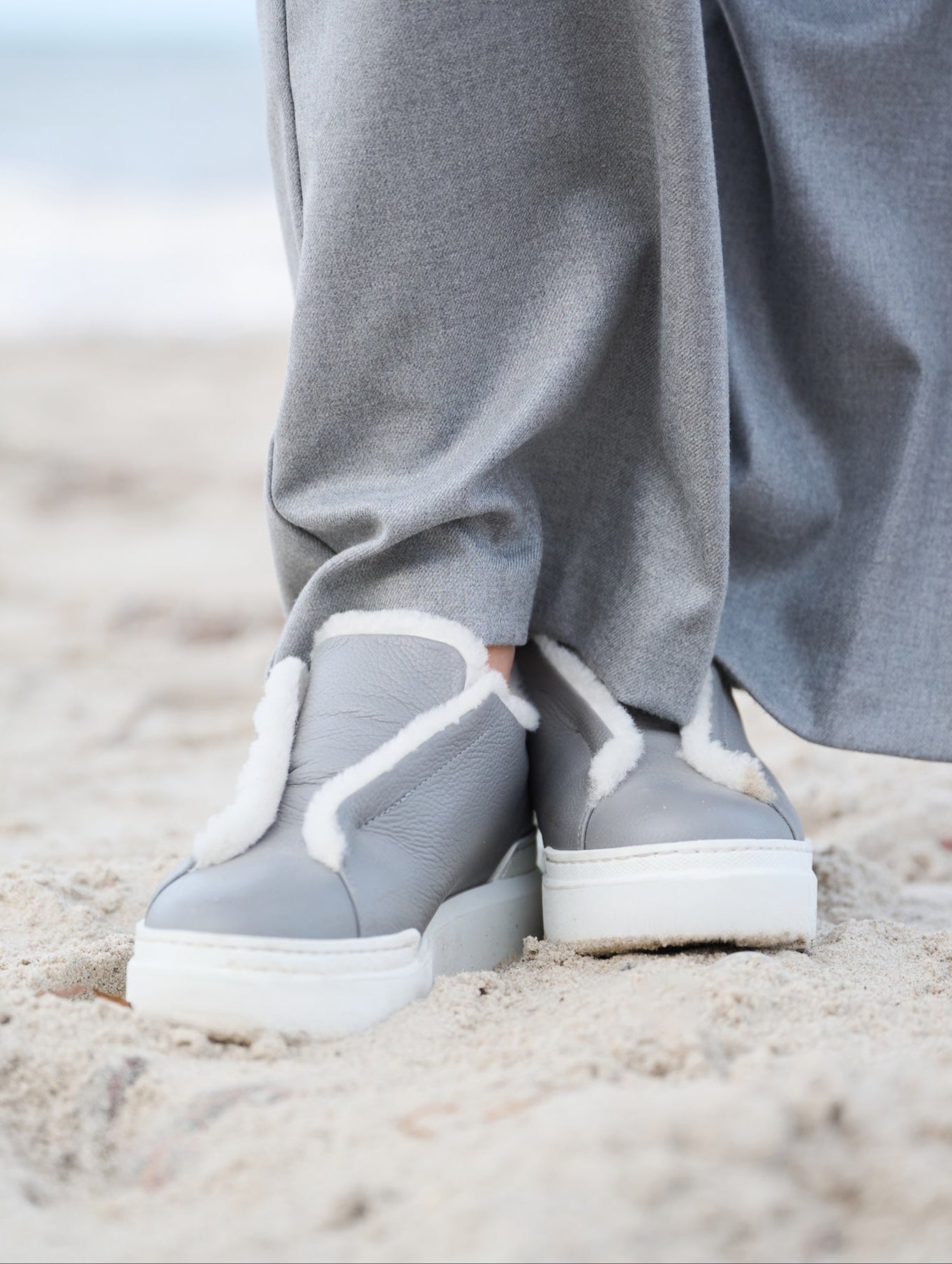 Lexi Sneaker – getragenes Detail, Lammfell sichtbar