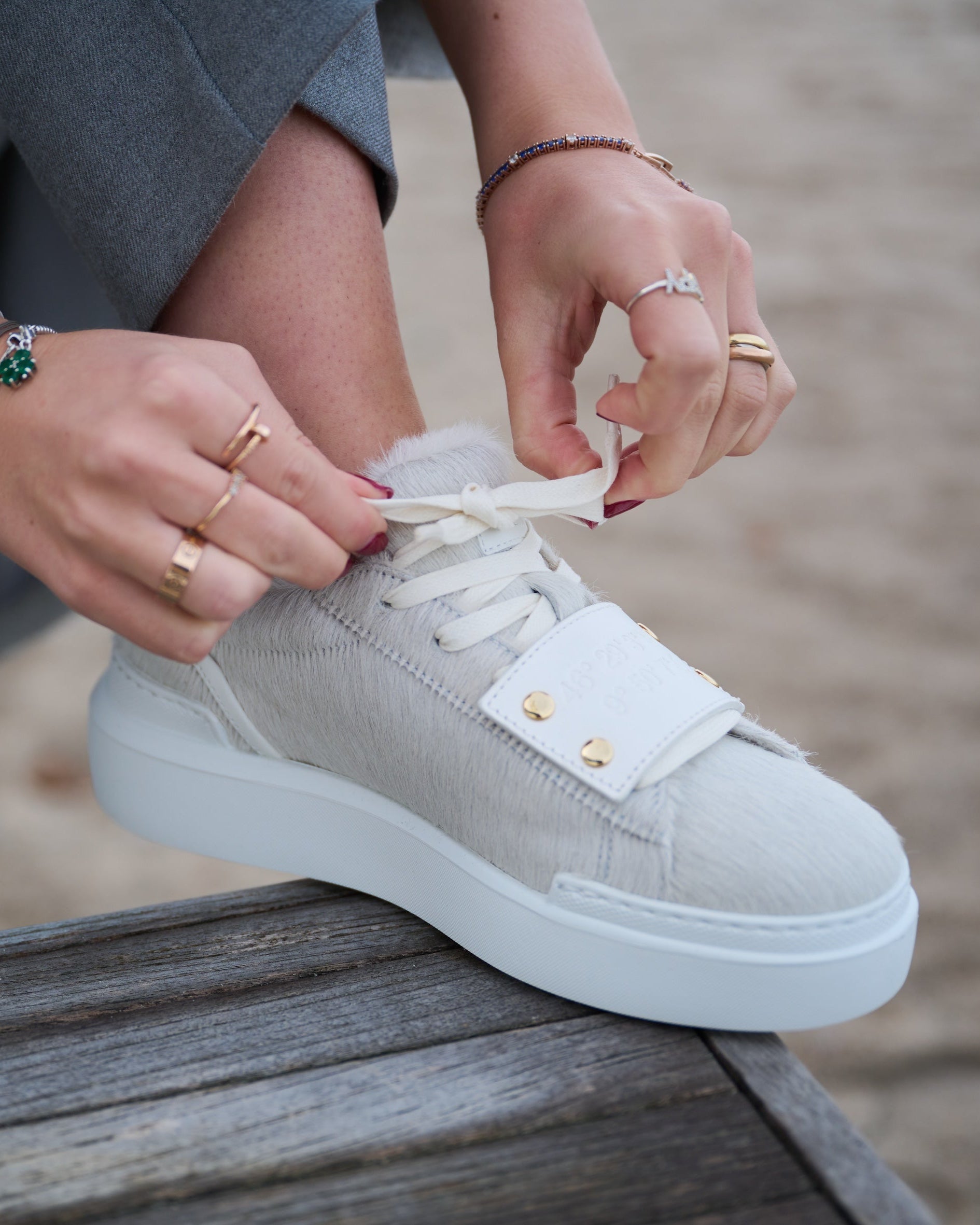 Allegra Sneaker in Creme getragen – Detailaufnahme