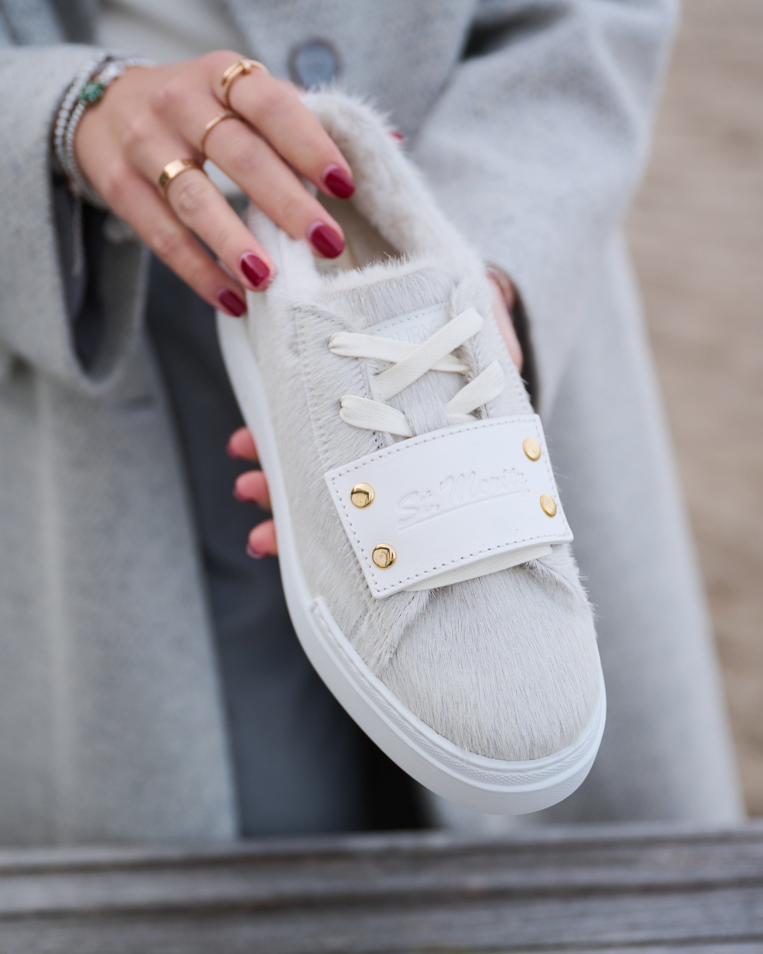 Allegra Sneaker in Creme getragen – Detailaufnahme