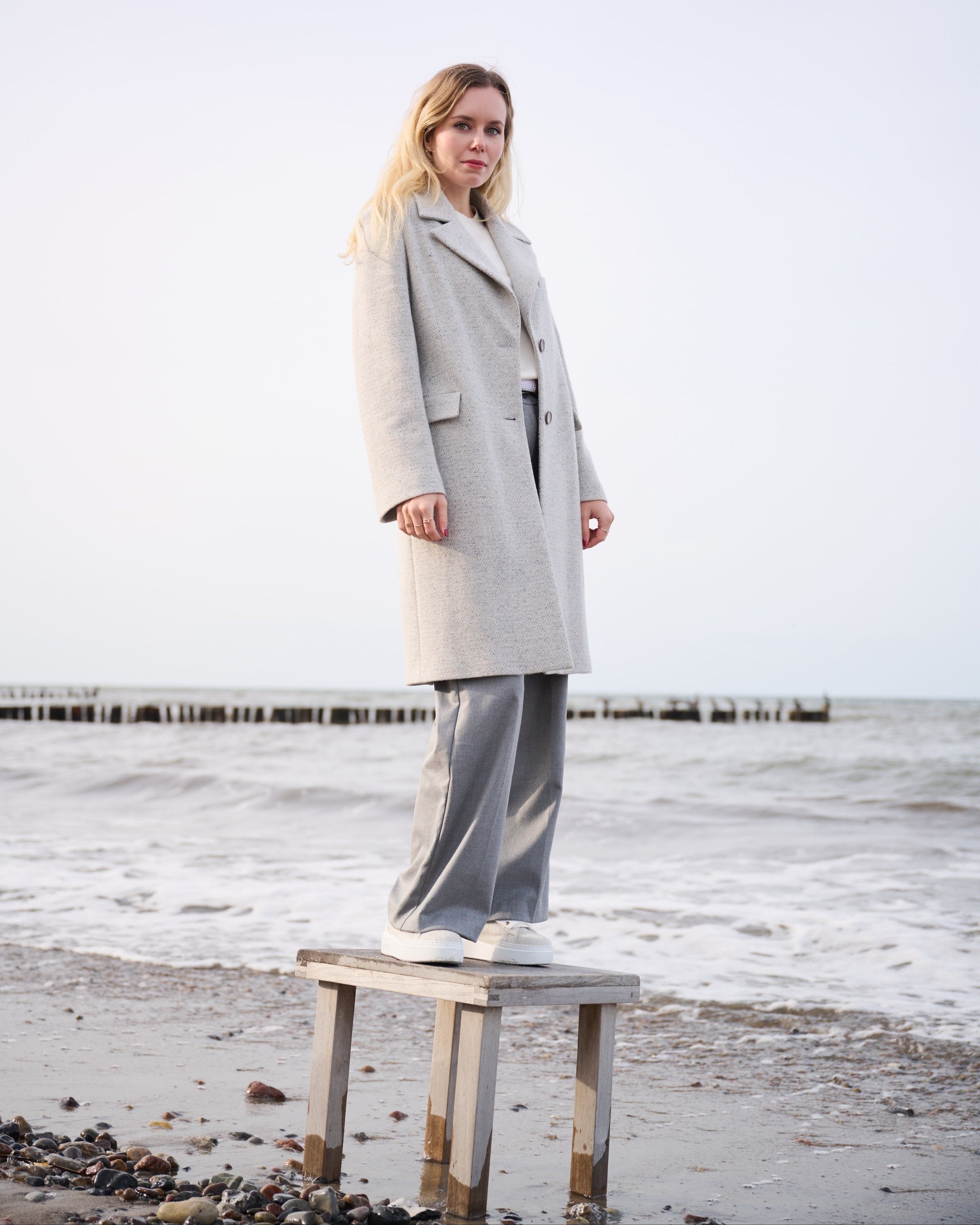 Allegra Sneaker Creme am Strand – getragen