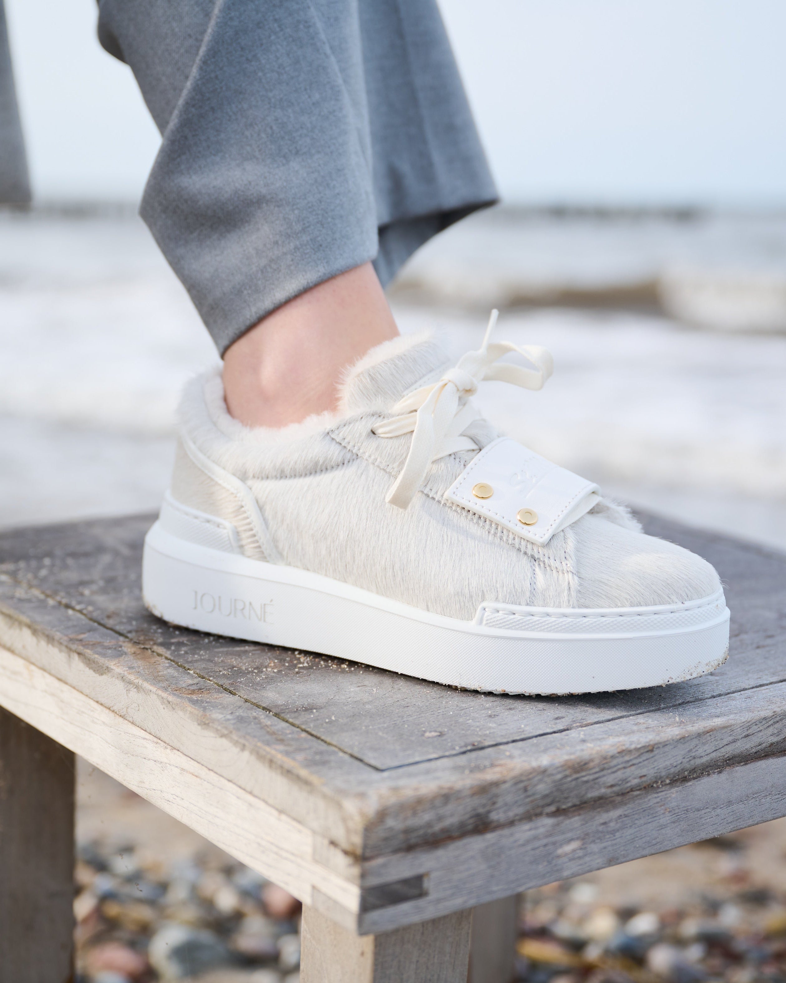 Allegra Sneaker Creme am Strand – getragen