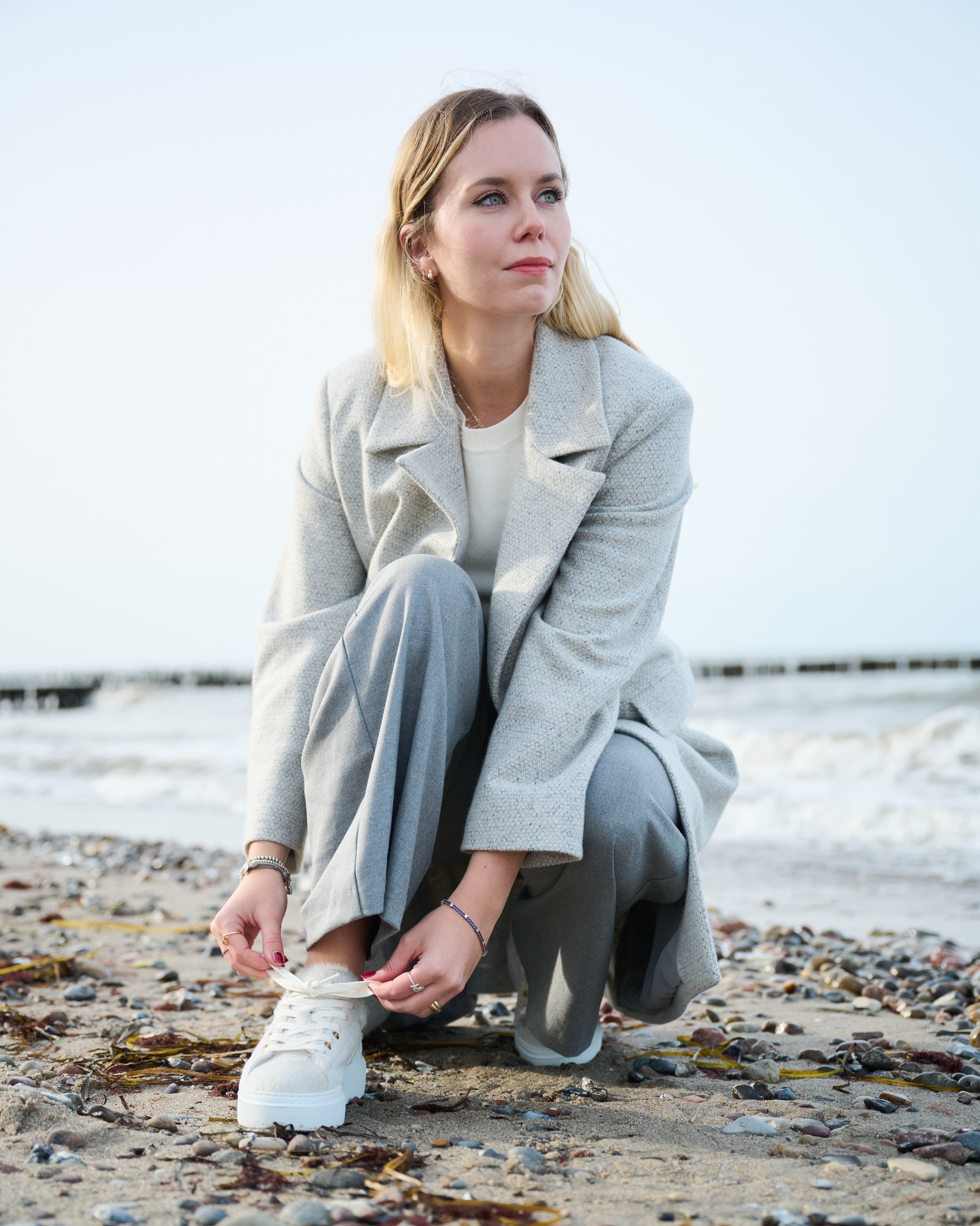 Allegra Sneaker Creme am Strand – getragen