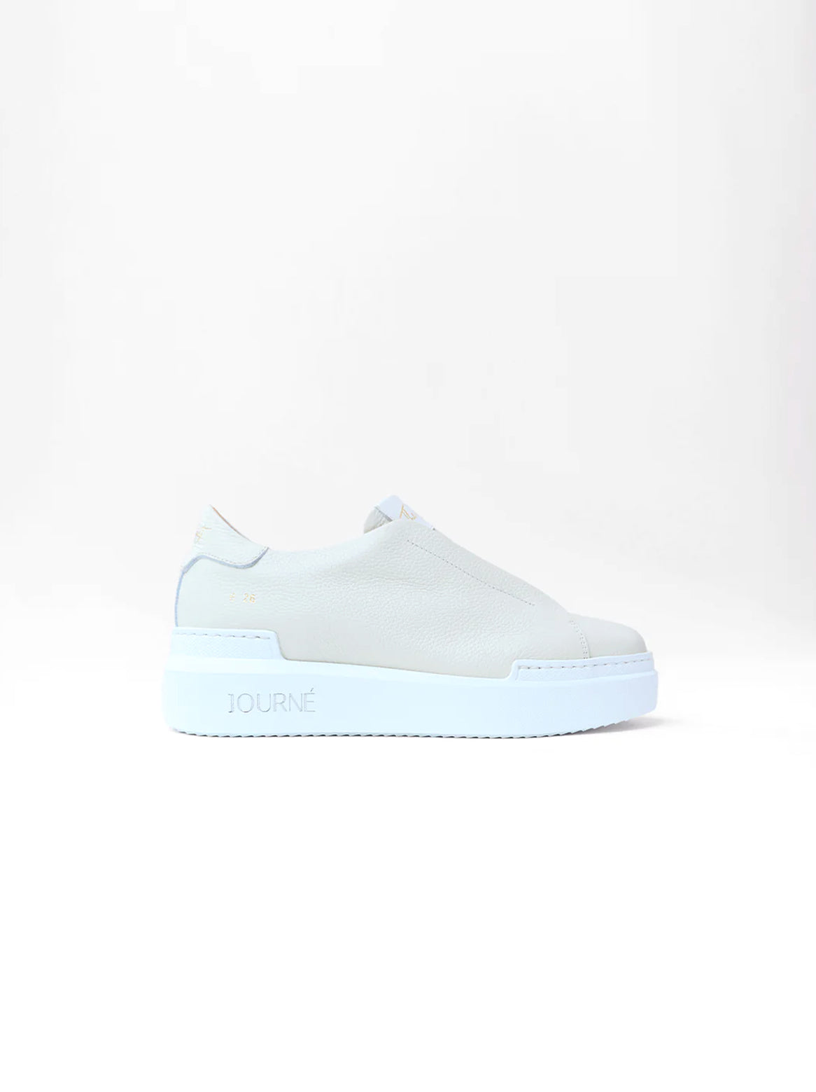 Cremefarbener Slip-In Sneaker aus chromfreiem Leder, handgefertigt in Italien, limitiert auf 26 Paare.