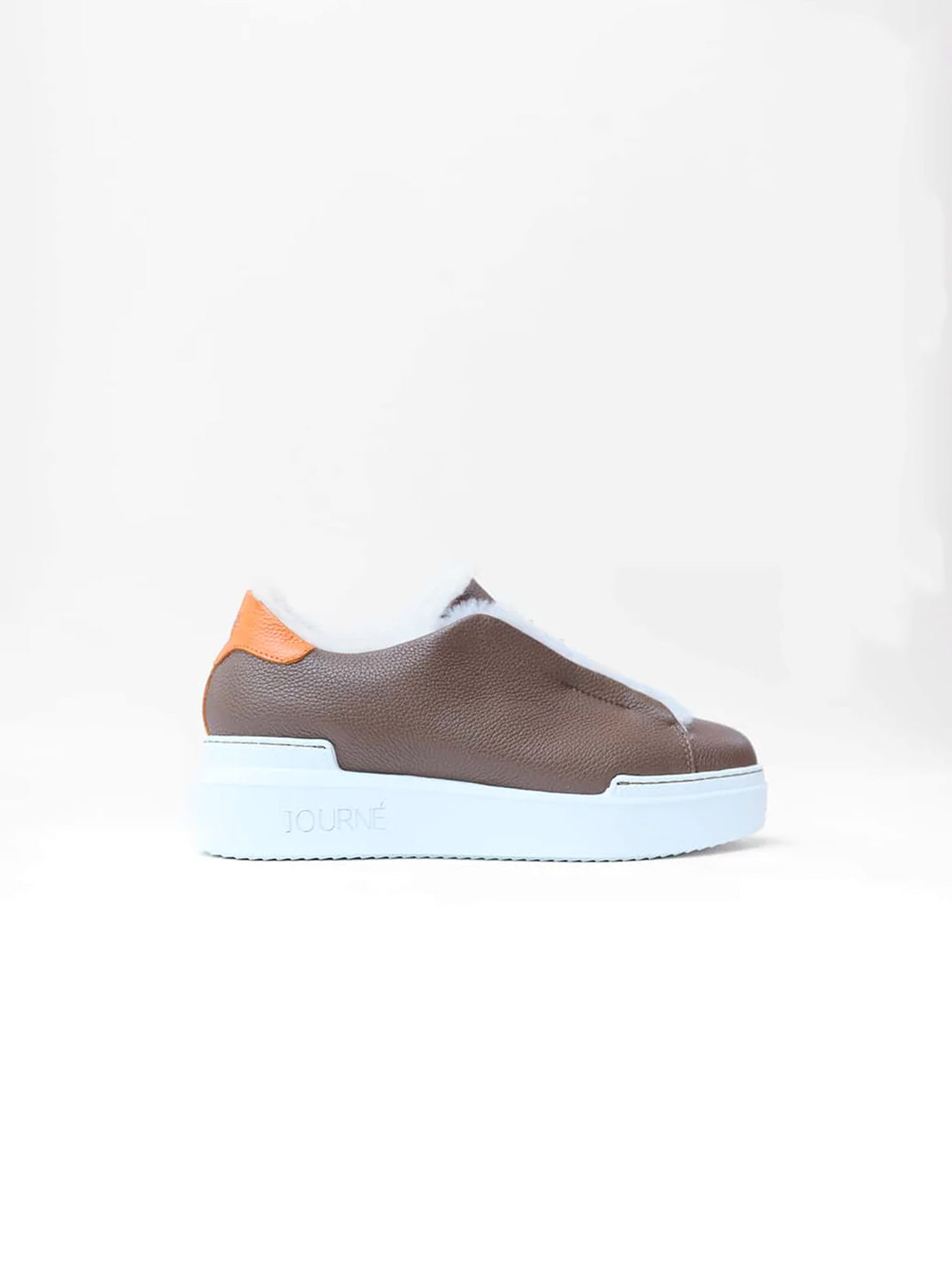 Lexi Slip-In Sneaker in Taupe – Seitenansicht mit orangenem Detail