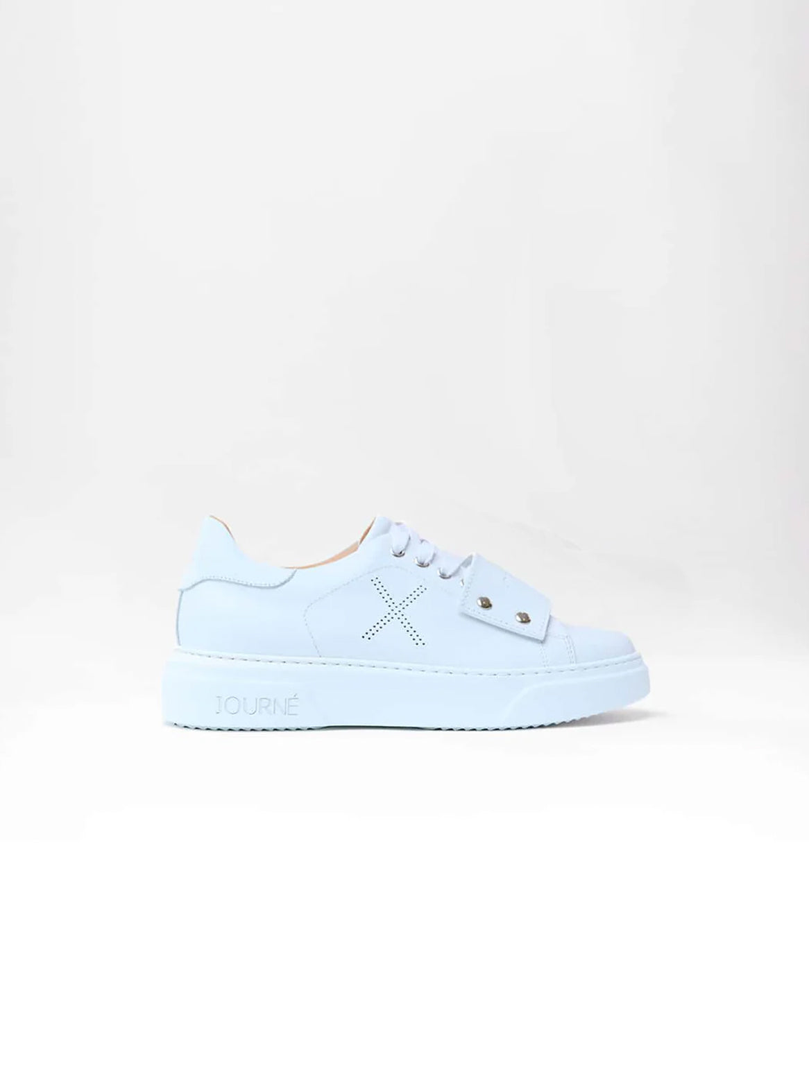 Adelina Sneaker Weiß – Seitenansicht mit austauschbarem Leder-Tag und weißer Sohle