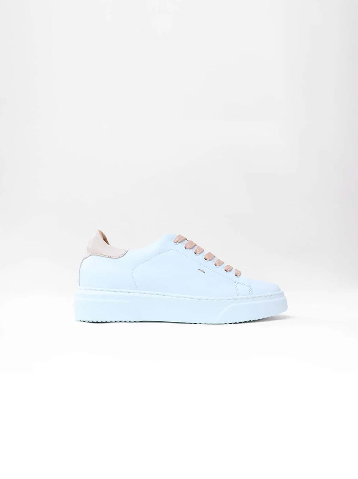 ARIA Sneaker Weiß – Seitenansicht aus Kalbsleder mit sandfarbenem Fersendetail