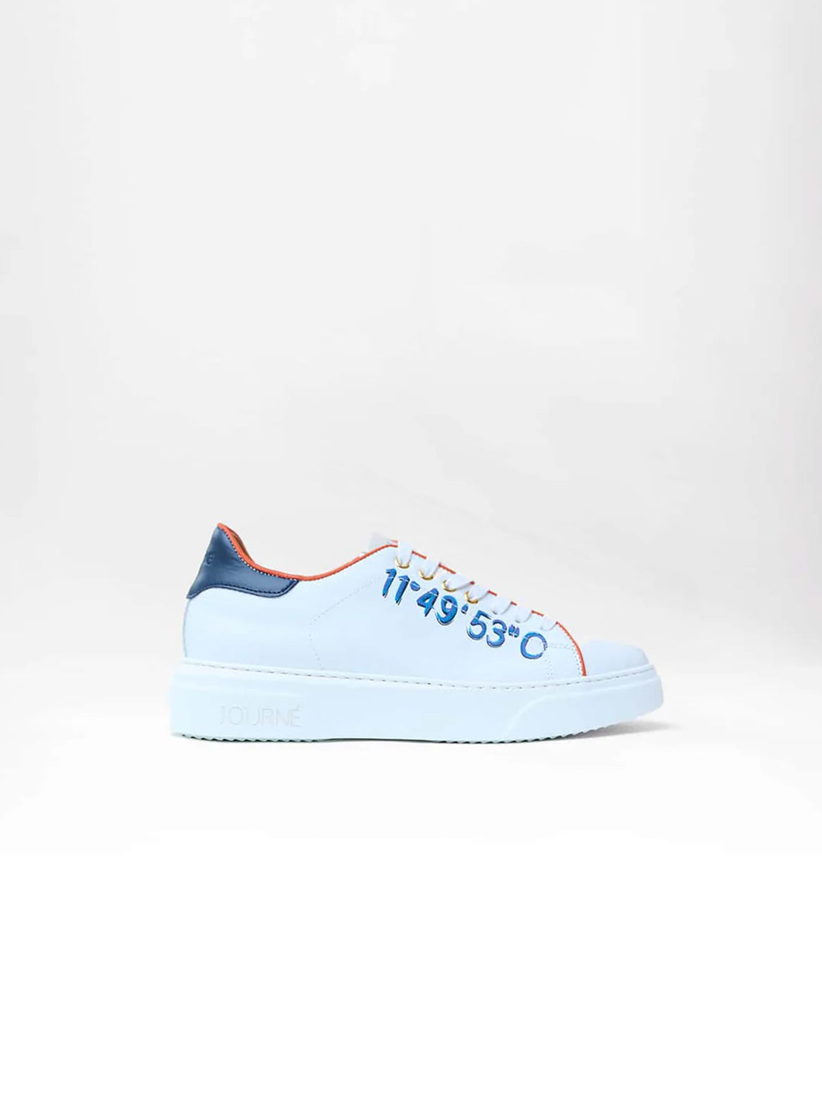 Petra Koordinaten Sneaker – Seitenansicht mit weißem Kalbsleder, blauem Innenleder und orangefarbenem Piping
