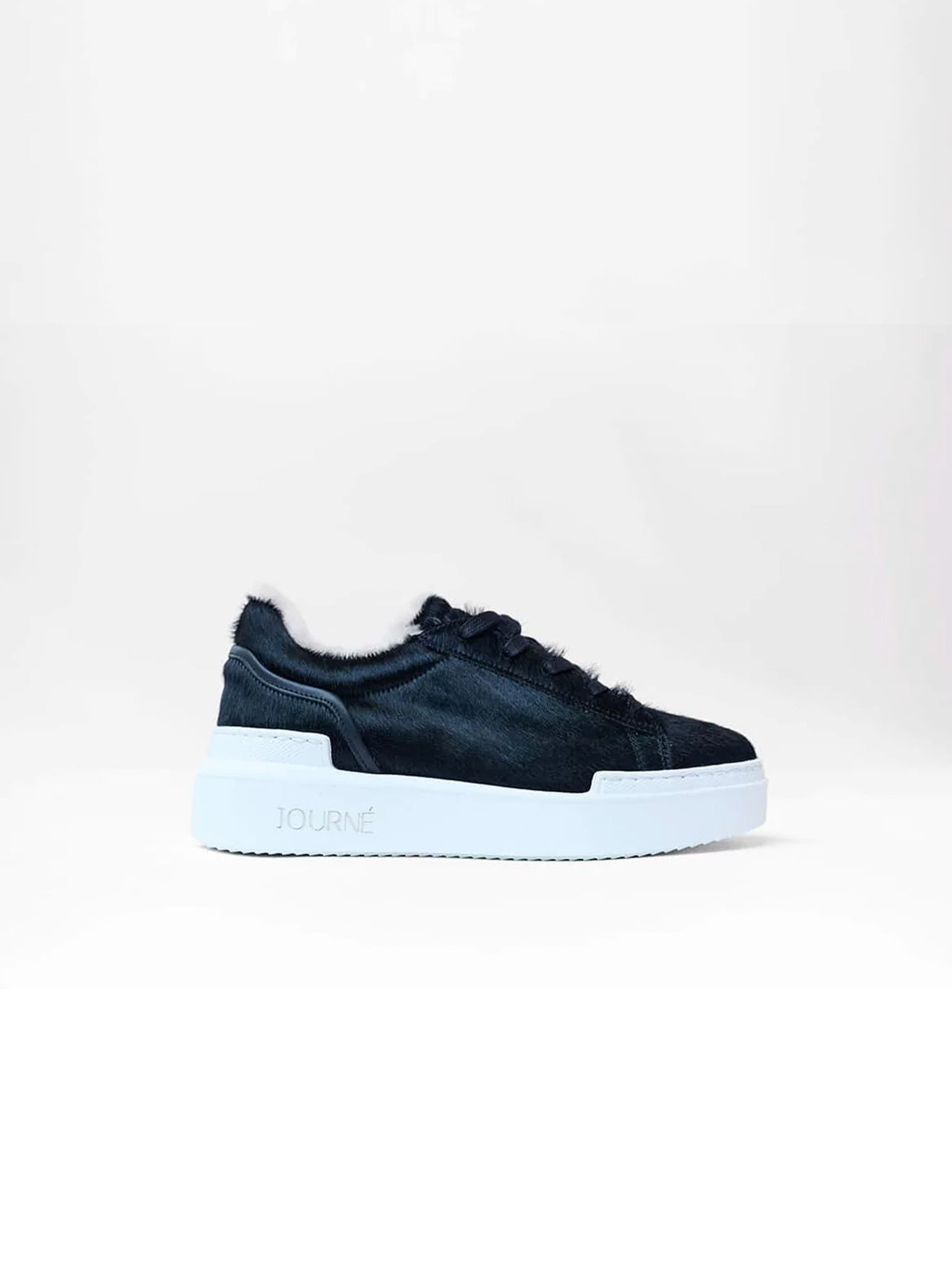 Emilie Sneaker Schwarz – Seitenansicht mit weißer Sohle