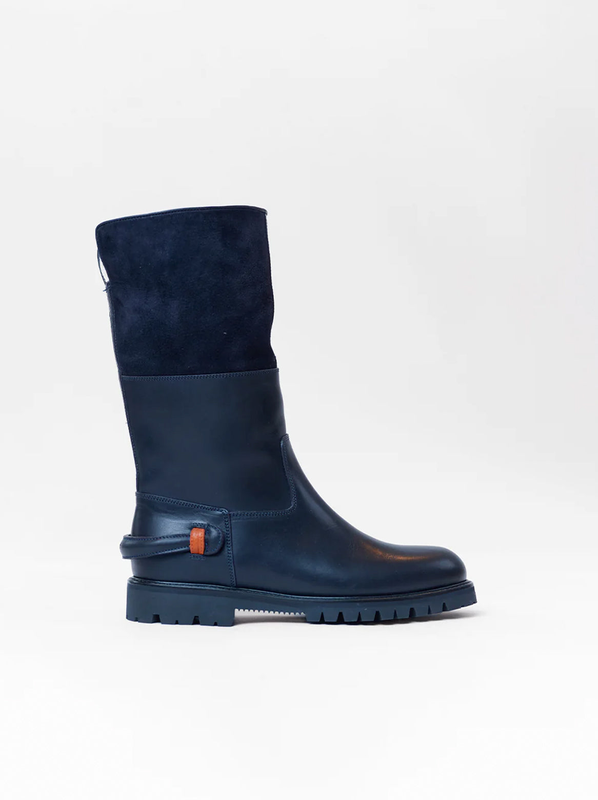 Milana Damenstiefel in Dunkelblau – Seitenansicht mit Gummisohle und Lammfellfutter