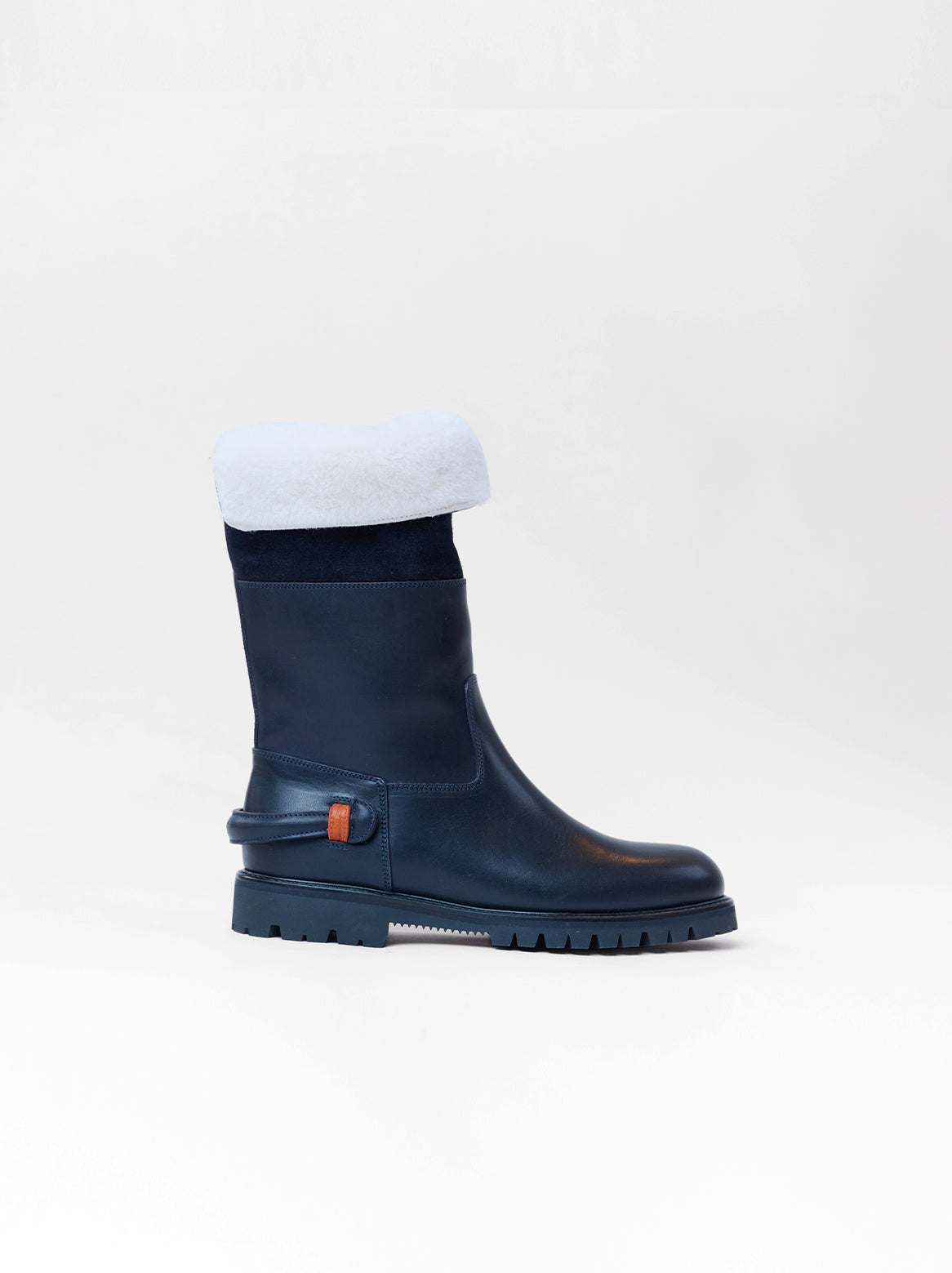 Milana Lammfellstiefel – Seitenansicht des dunkelblauen Winterstiefels