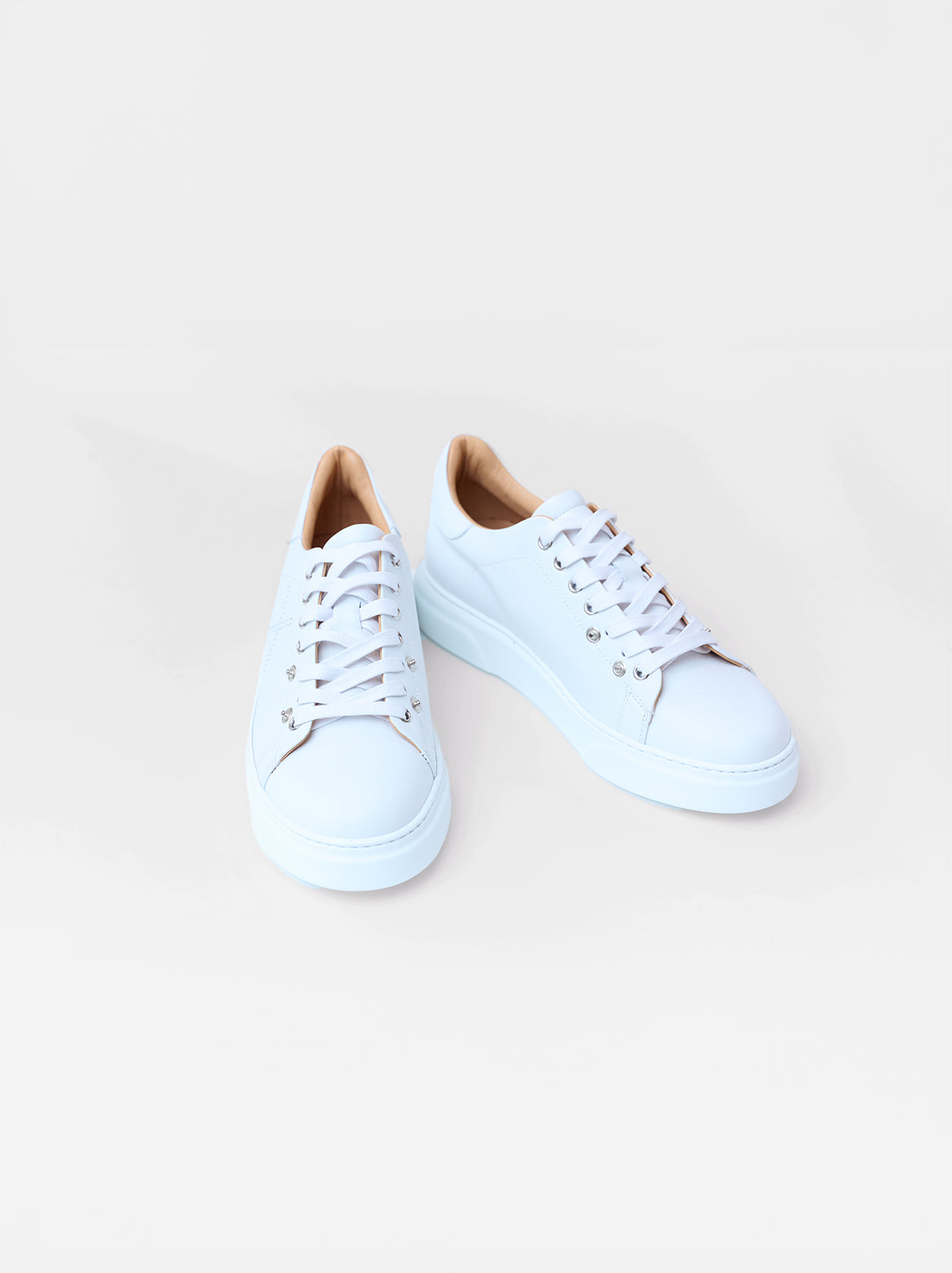Adelina Damen Sneaker – Draufsicht mit sichtbarem Ledertag auf der Schnürung