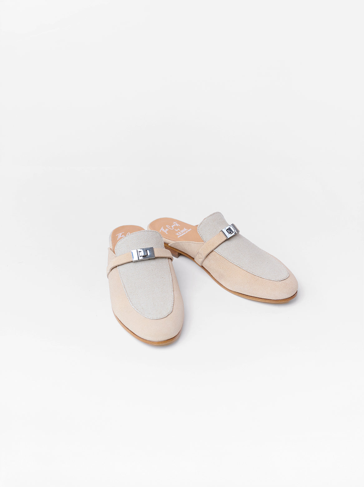 Ziegenvelours trifft Baumwoll-Canvas – elegante Texturen im Juliana Slipper