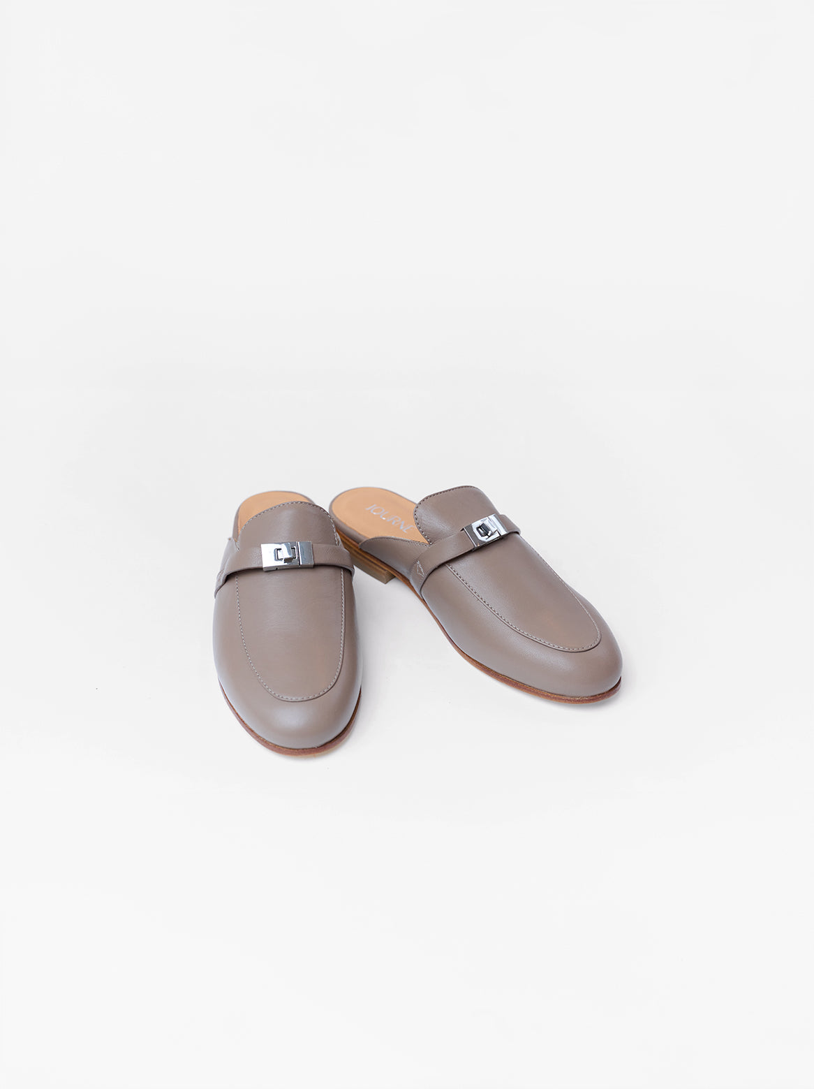 Fein gegerbtes Kalbsleder in Taupe – Gabriele Slipper The Coast