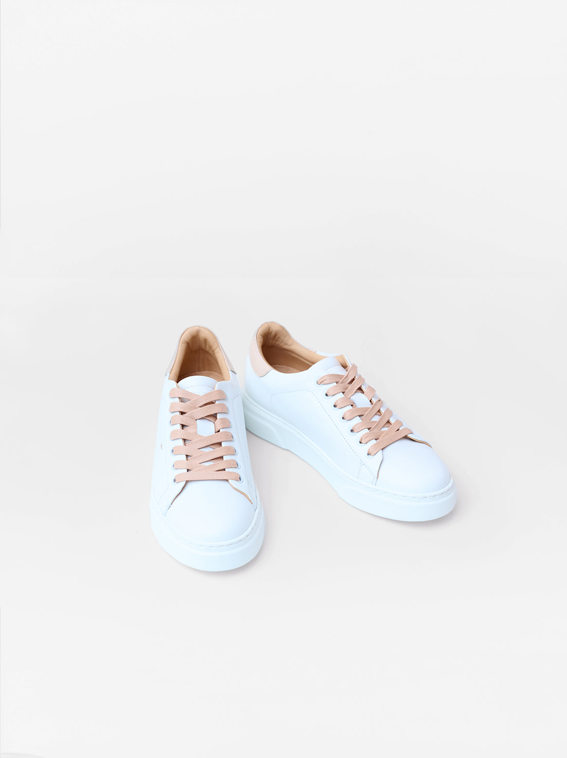 ARIA Damen Sneaker – Draufsicht mit zweifarbiger Schnürung in Weiß und Sand