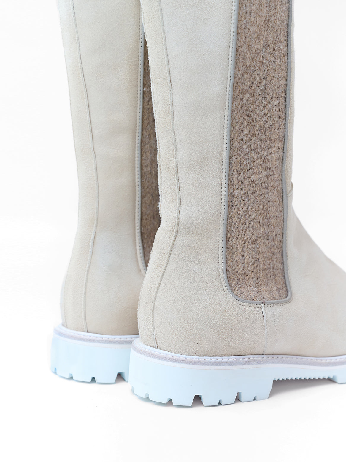 Cipriana Stiefel Creme – Detail des Lammfellfutters und Stretch-Schafts