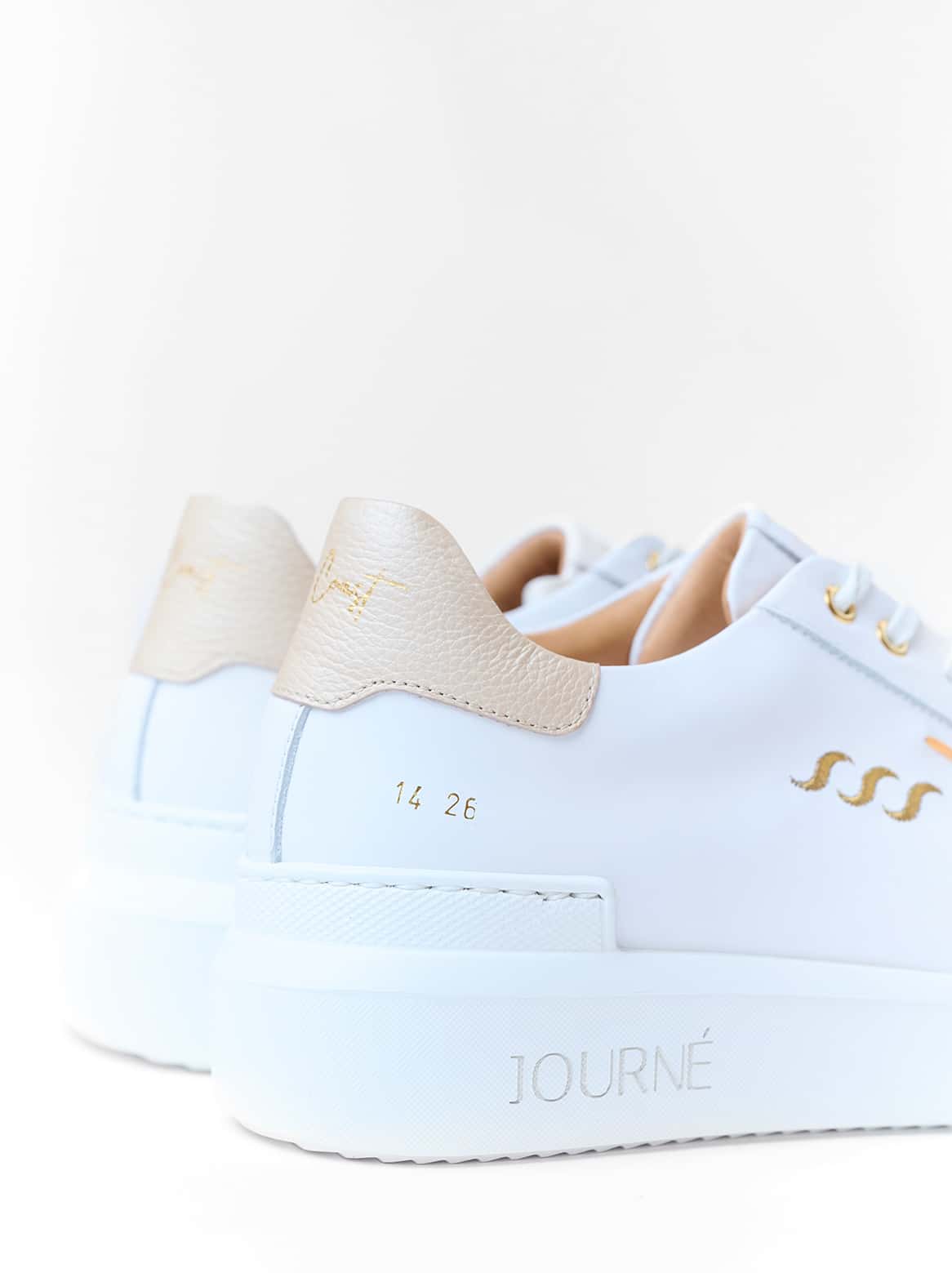 Adriana Sneaker Rückansicht – beide Fersen mit handgenähtem Detail und goldfarbenem Ledereinsatz