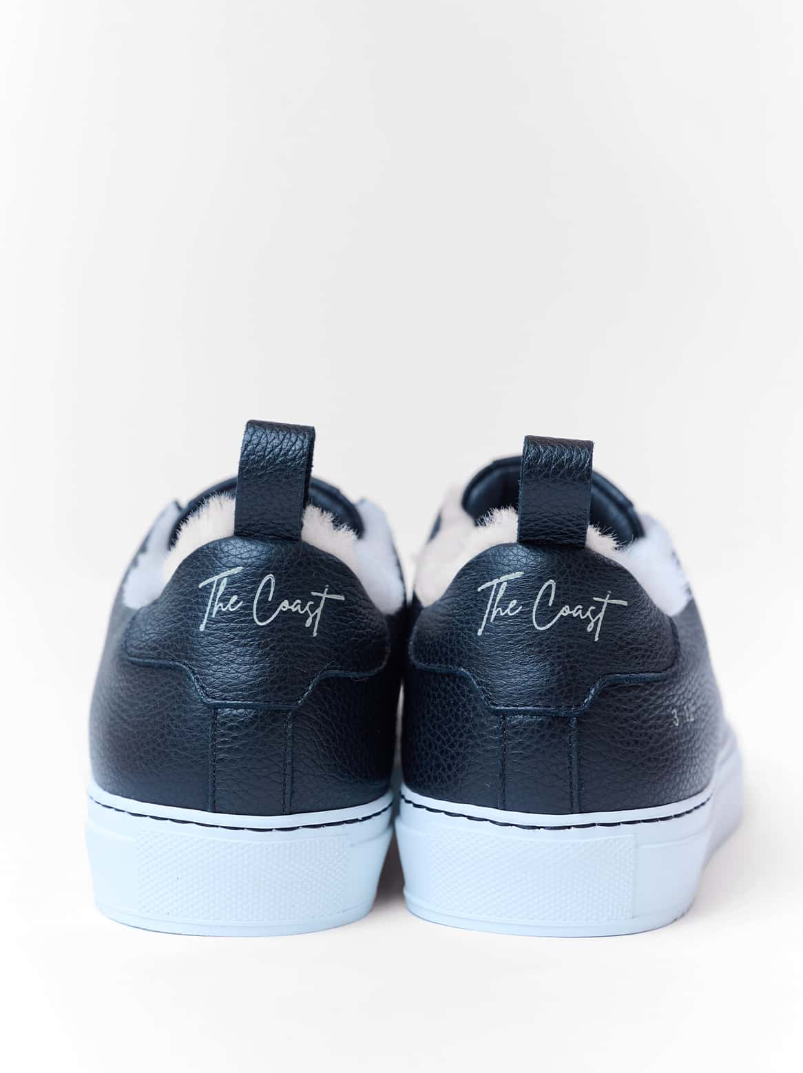 Alexa Sneaker in Schwarz mit Lammfell – Rückansicht