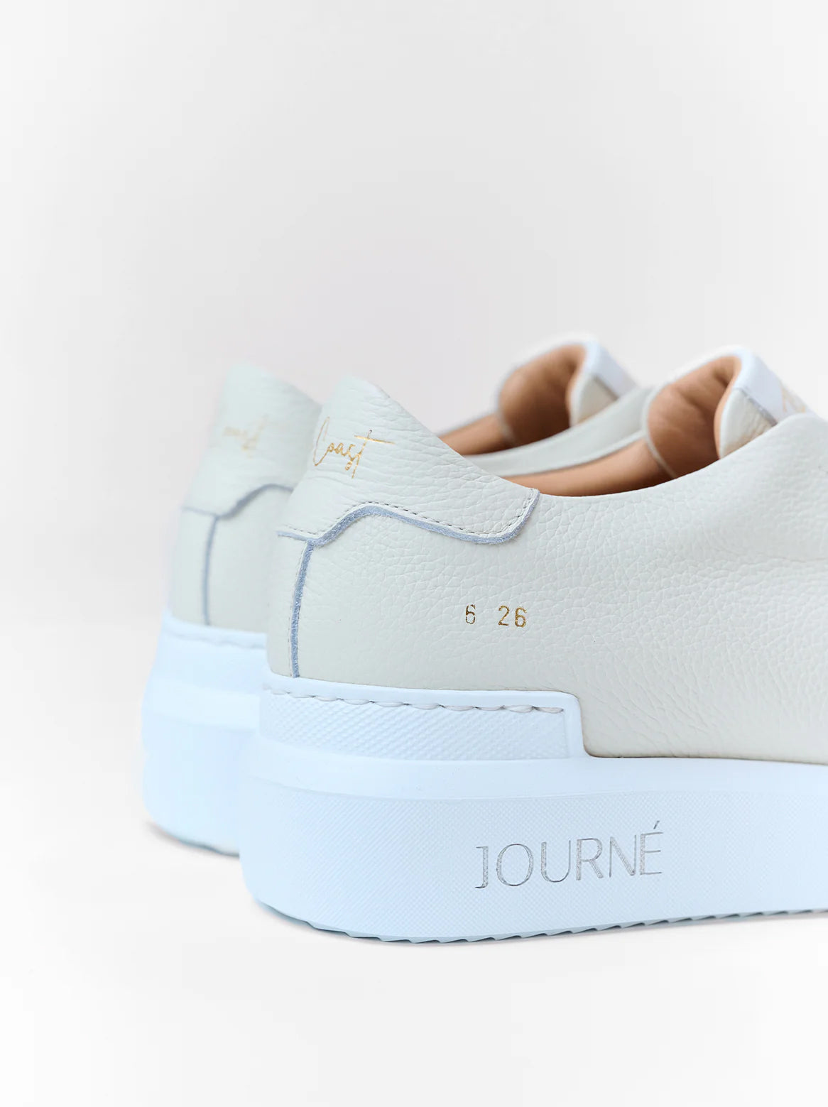 Cremefarbener Alexi Slip-In Sneaker – kombiniert im minimalistischen Look