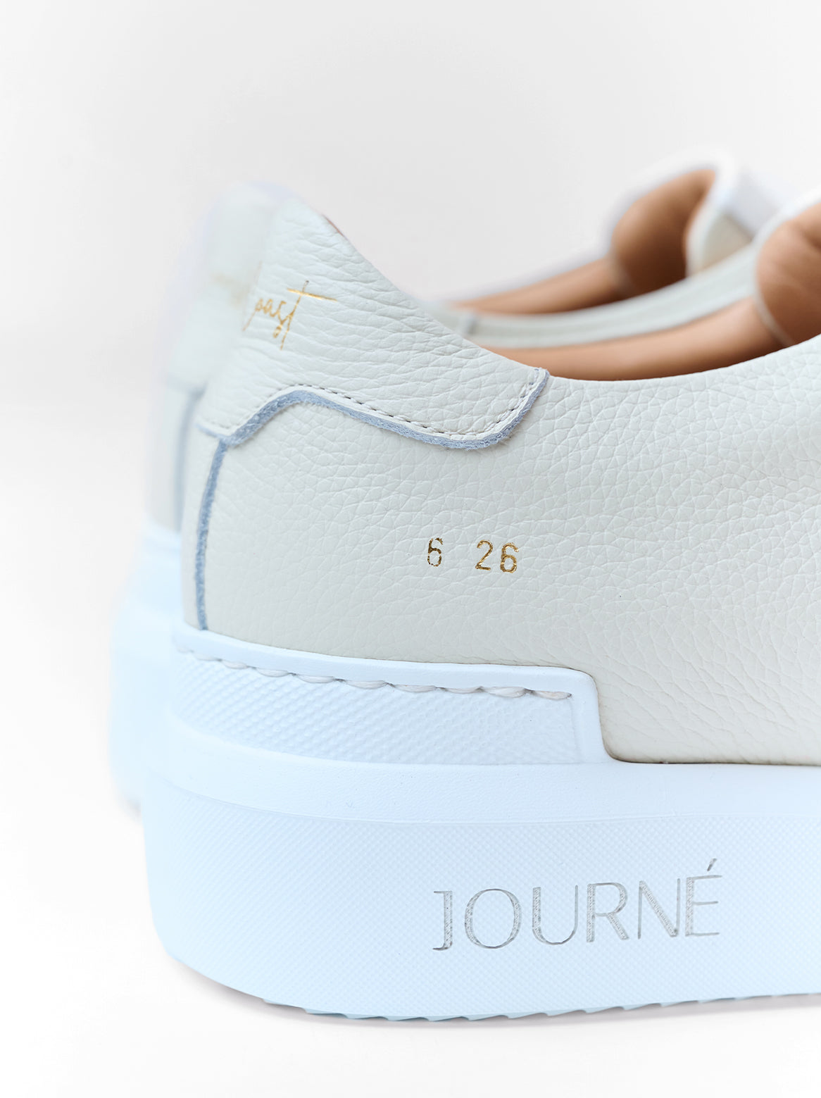Cremefarbener Slip-In Sneaker aus chromfreiem Leder, handgefertigt in Italien, limitiert auf 26 Paare.