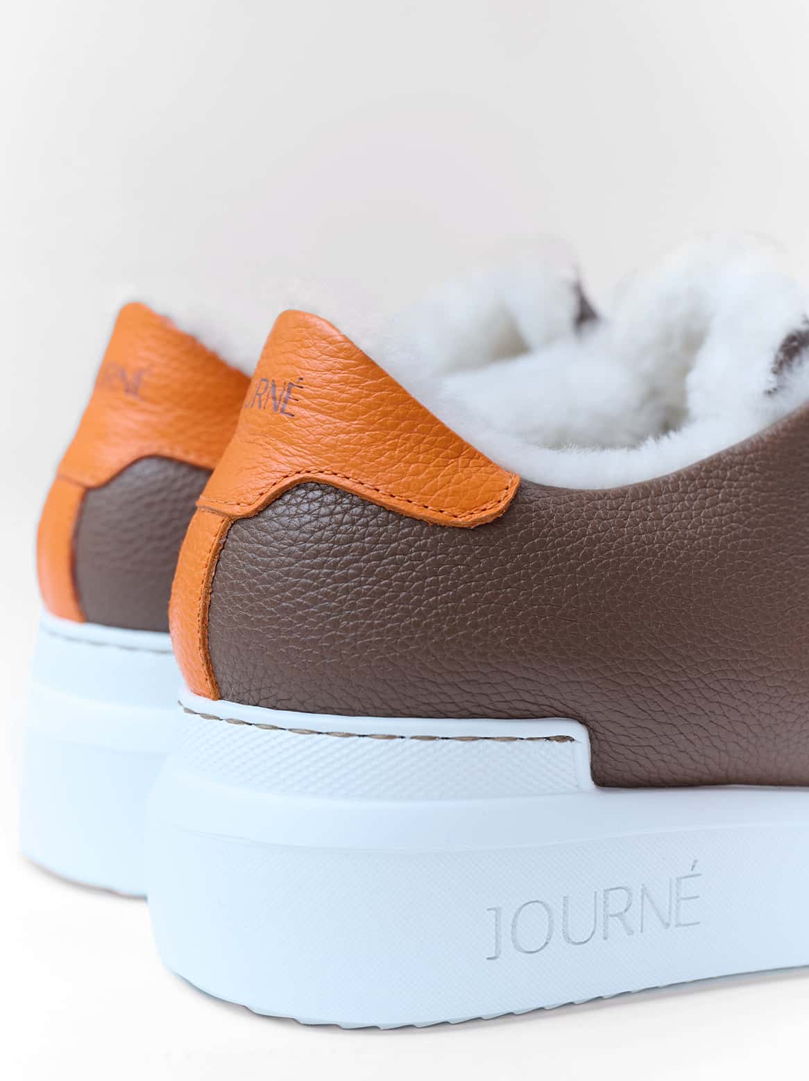 Lexi Sneaker Rückansicht – Taupe und Orange Akzente