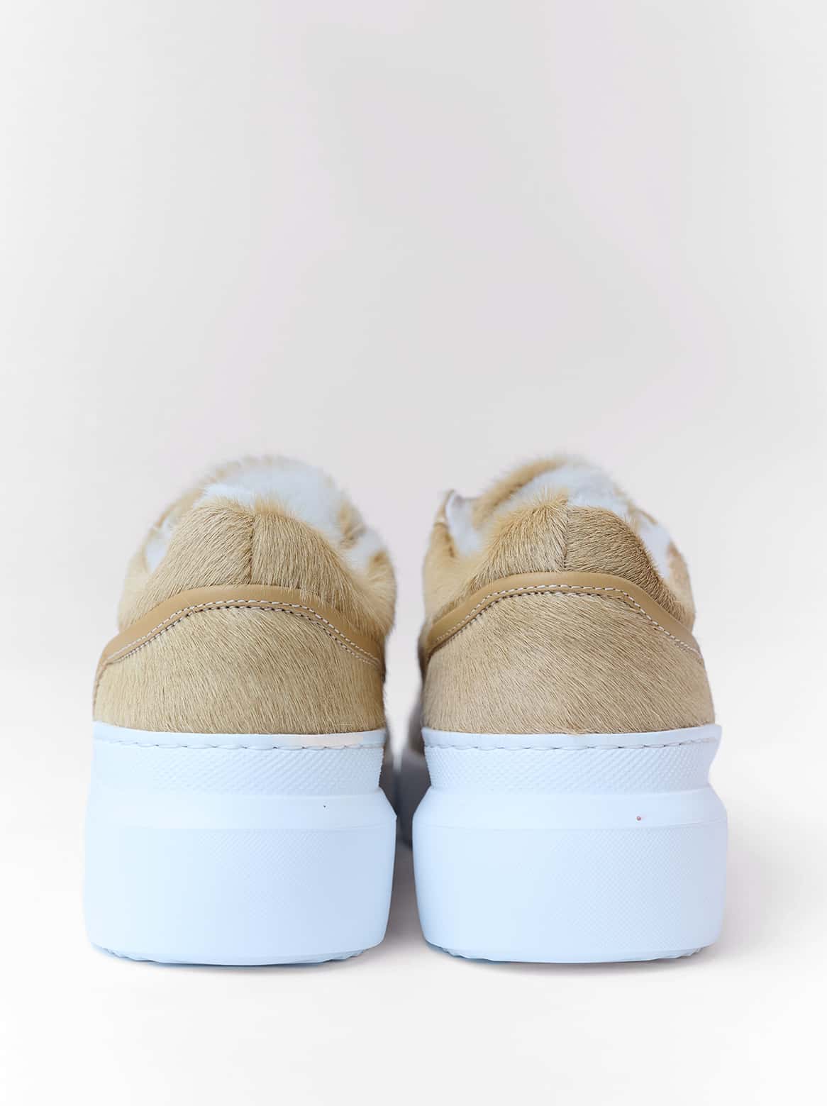 Emilie Sneaker Braun – Rückansicht mit weißer Gummisohle