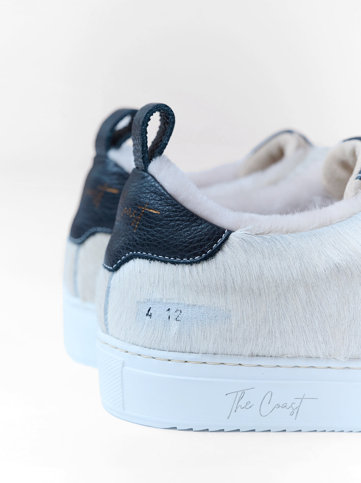 Nahaufnahme des Alexa Sneakers – gepolsterter Schaft mit Lammfell