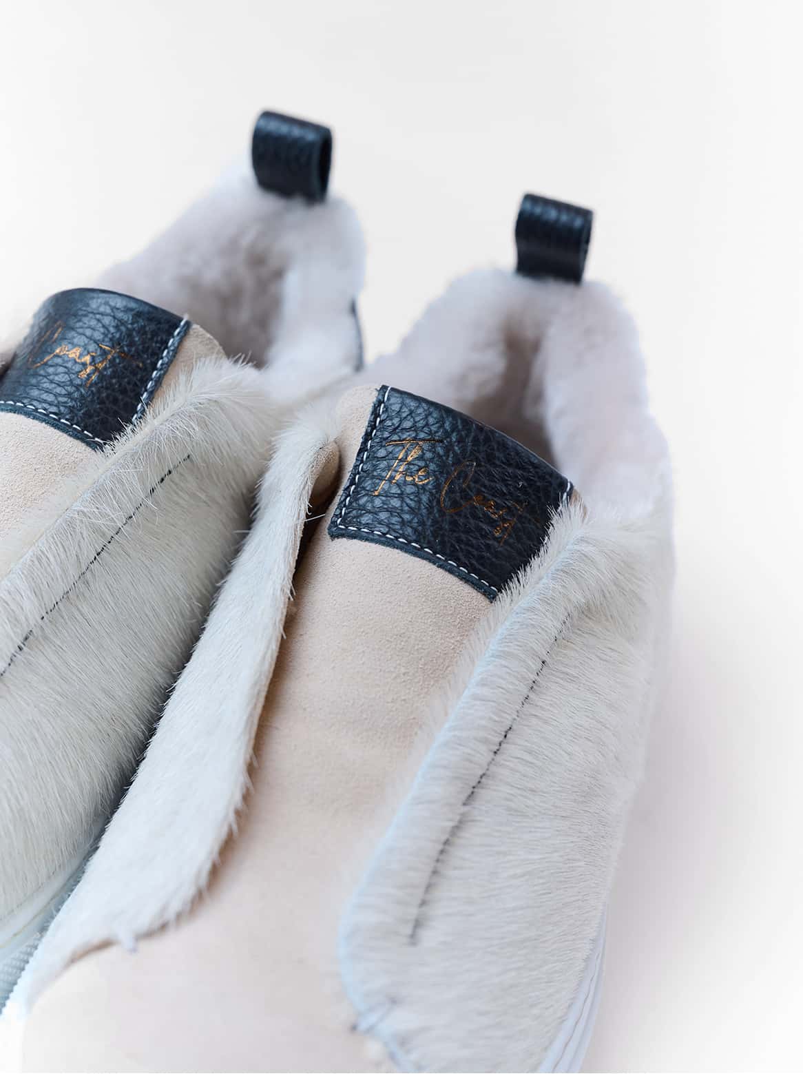 Nahaufnahme des Alexa Sneakers – gepolsterter Schaft mit Lammfell