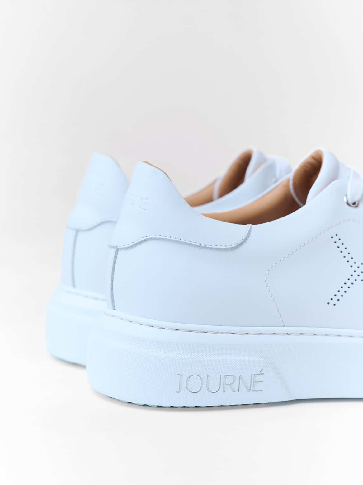 Adelina Sneaker Weiß – am Fuß, Fokus auf Komfort und Design