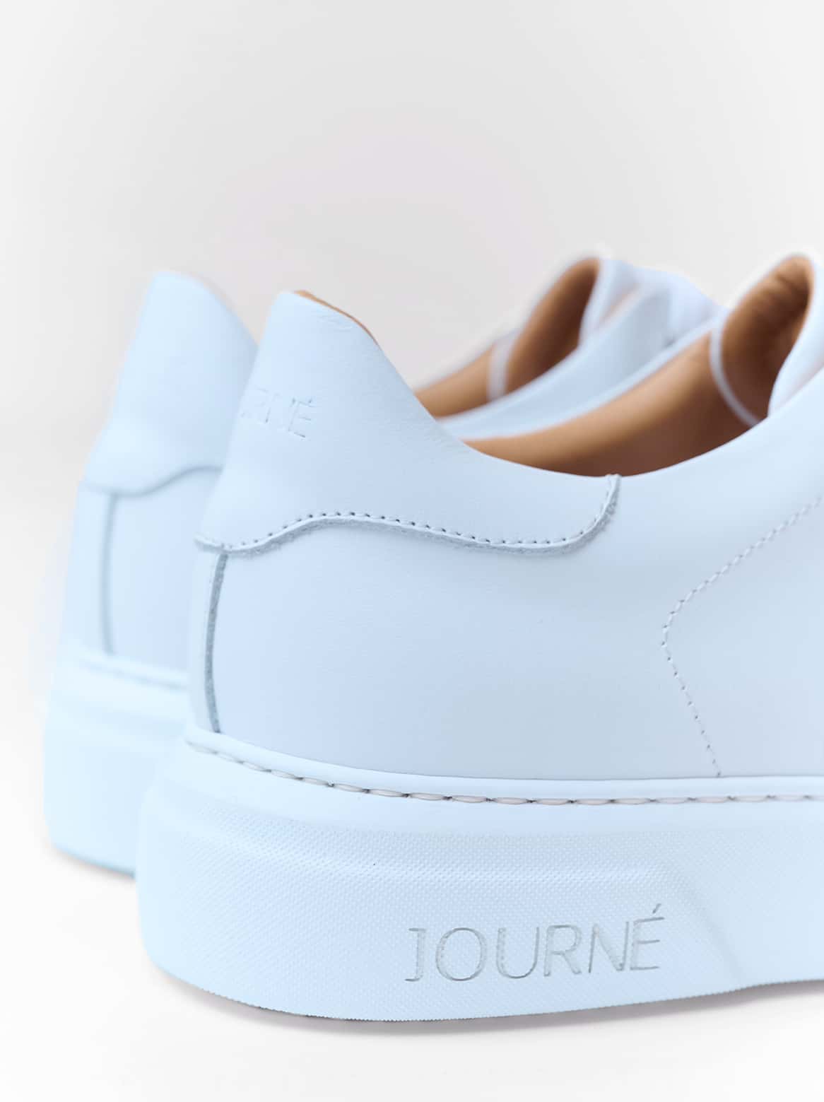Adelina Sneaker Rückansicht – beide Fersen mit Logo-Prägung