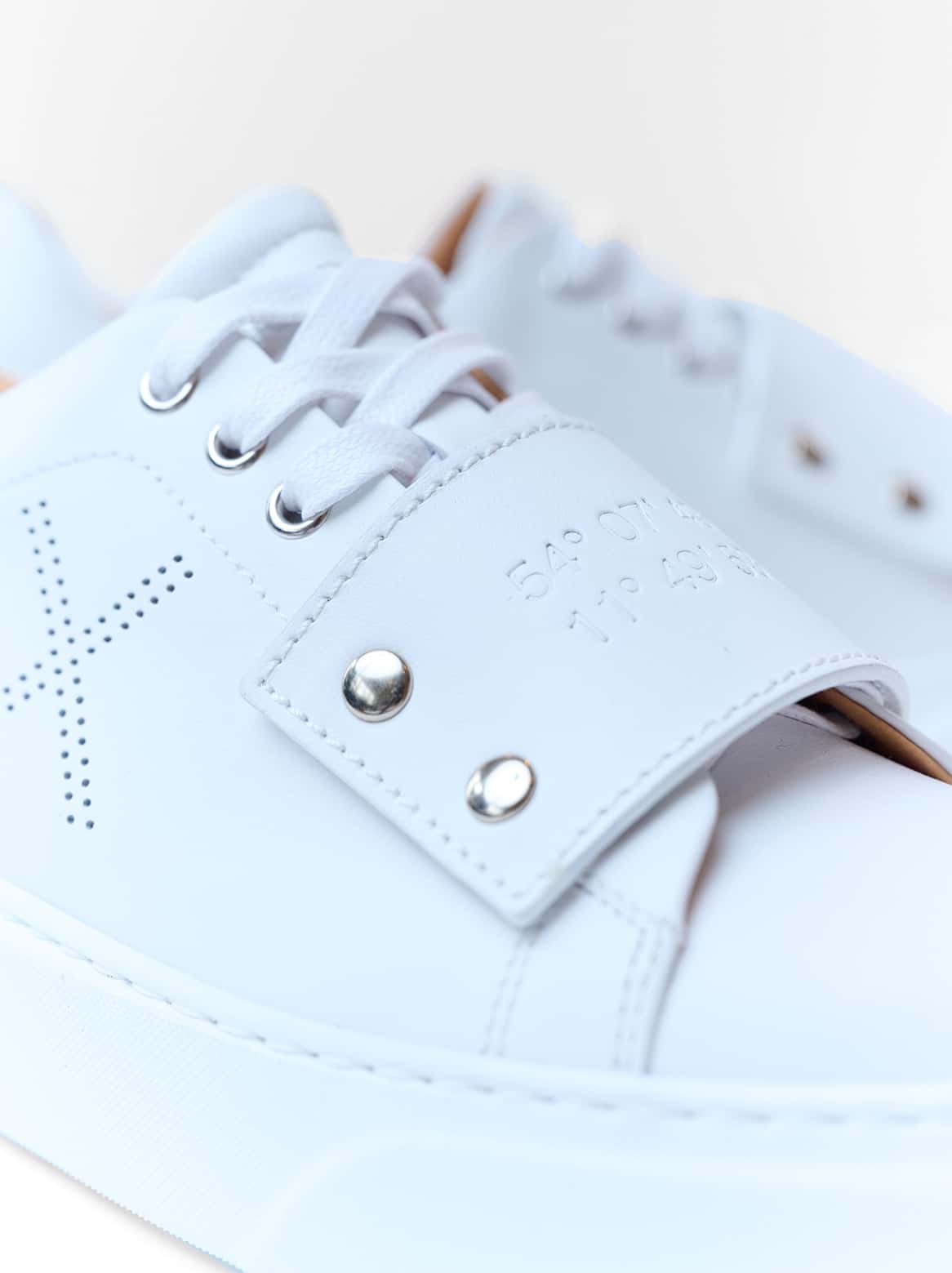 Ledertag und Schnürung des Adelina Sneakers – austauschbares Designelement