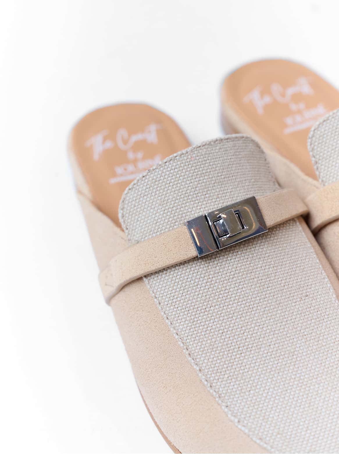 Juliana Slipper von The Coast – getragen im ruhigen Sommerlook