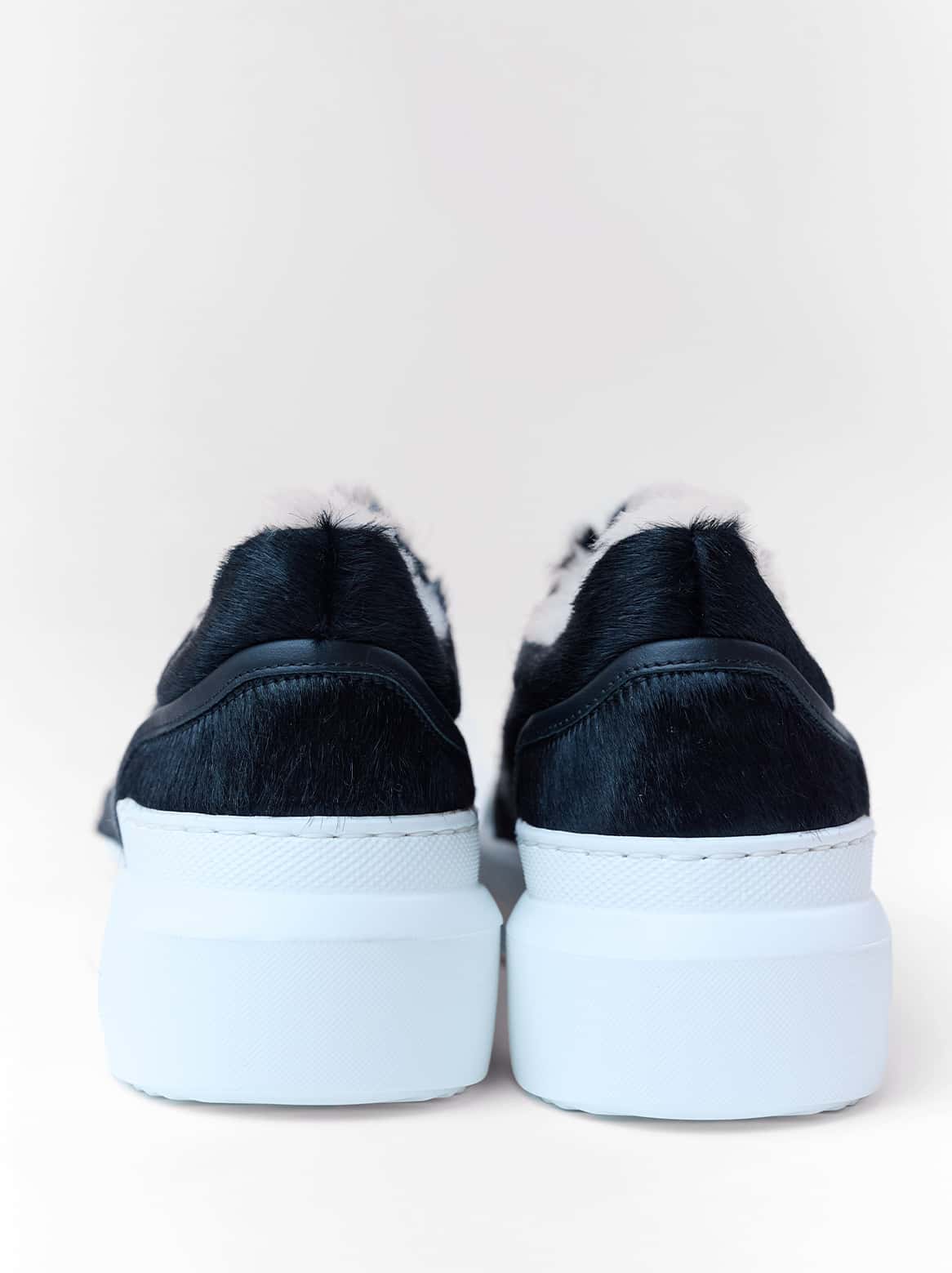 Emilie Sneaker Schwarz – Rückansicht mit Branding