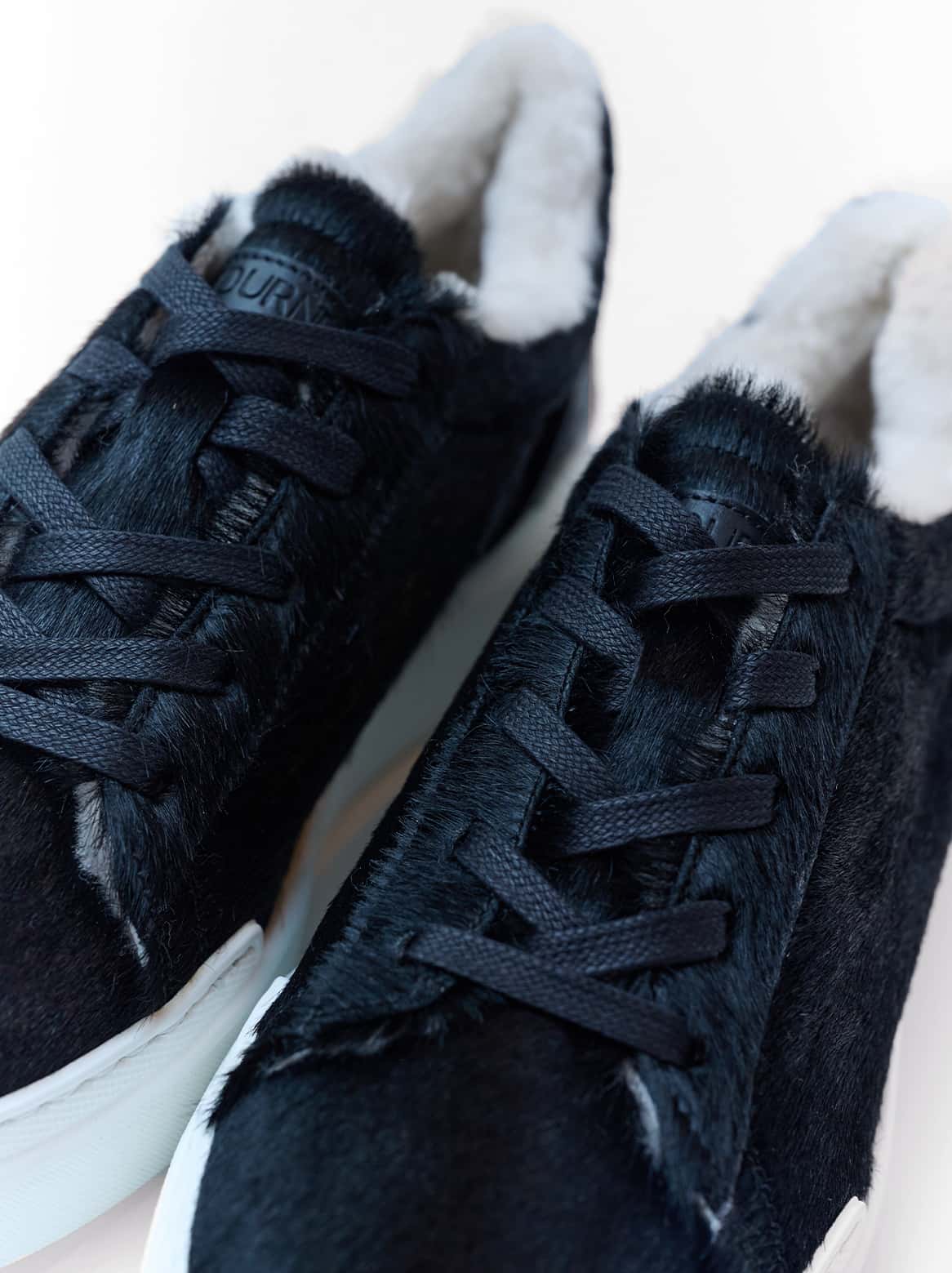 Emilie Sneaker Schwarz – Nahaufnahme Cavallino-Leder