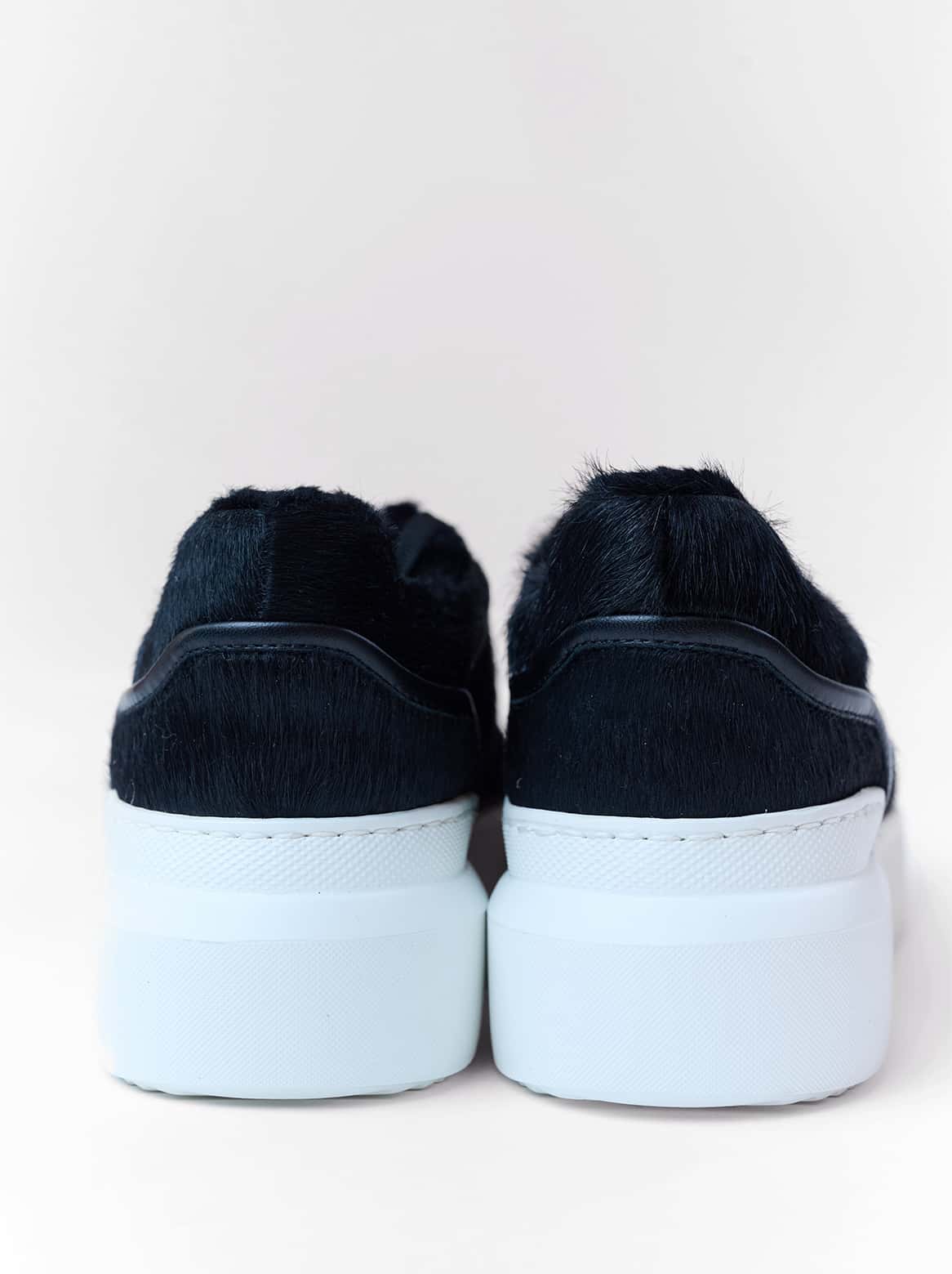 Emilie Sneaker Schwarz – Rückansicht mit weißer Sohle