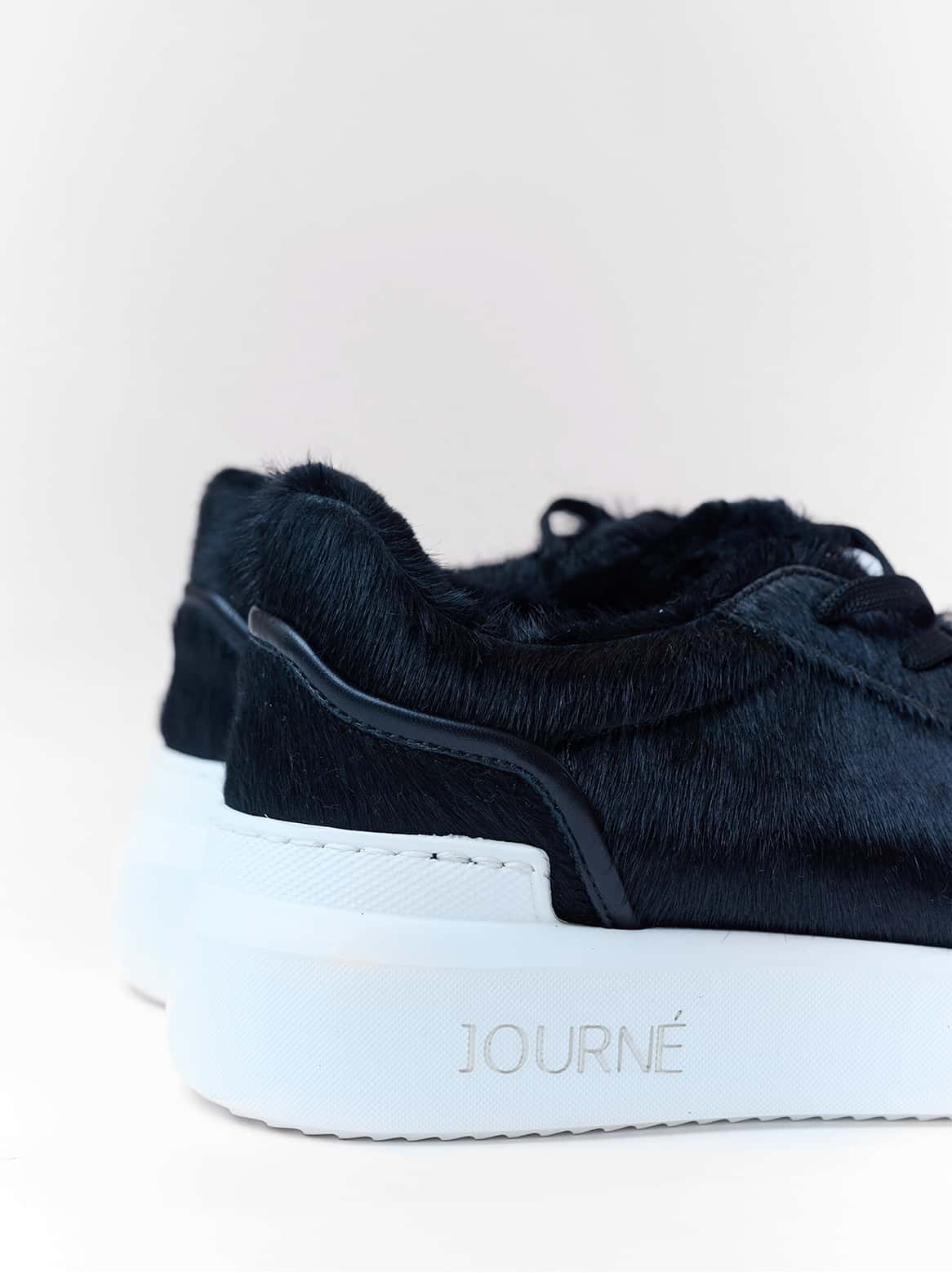 Emilie Sneaker Schwarz – Nahaufnahme Cavallino-Fell und Lammfellfutter