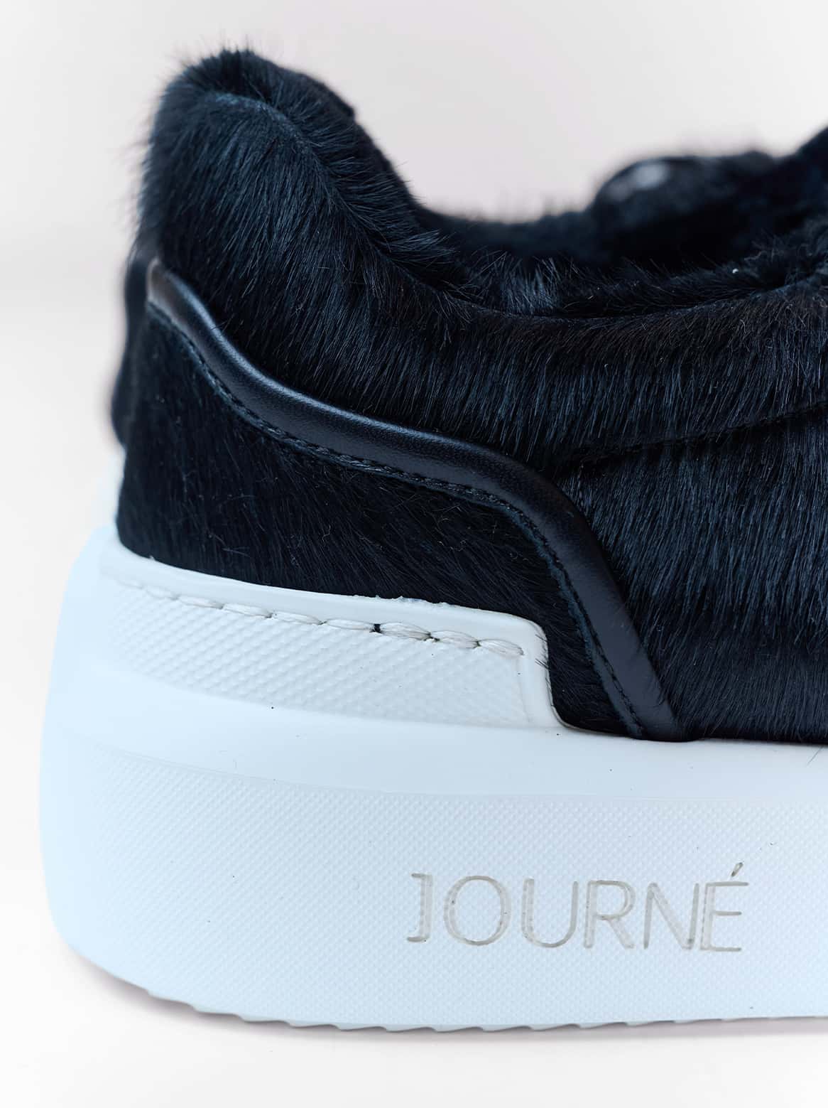 milie Sneaker Schwarz – Nahaufnahme Cavallino-Fell und Lammfellfutter