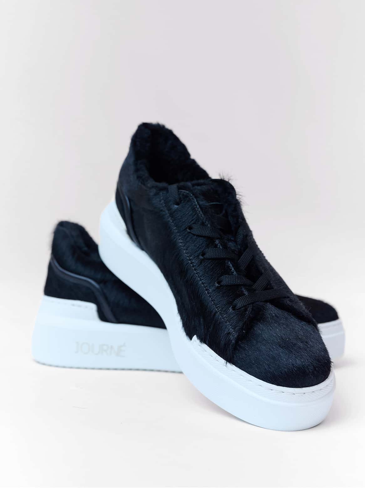 Emilie Sneaker Schwarz – Schrägansicht mit Cavallino-Fell