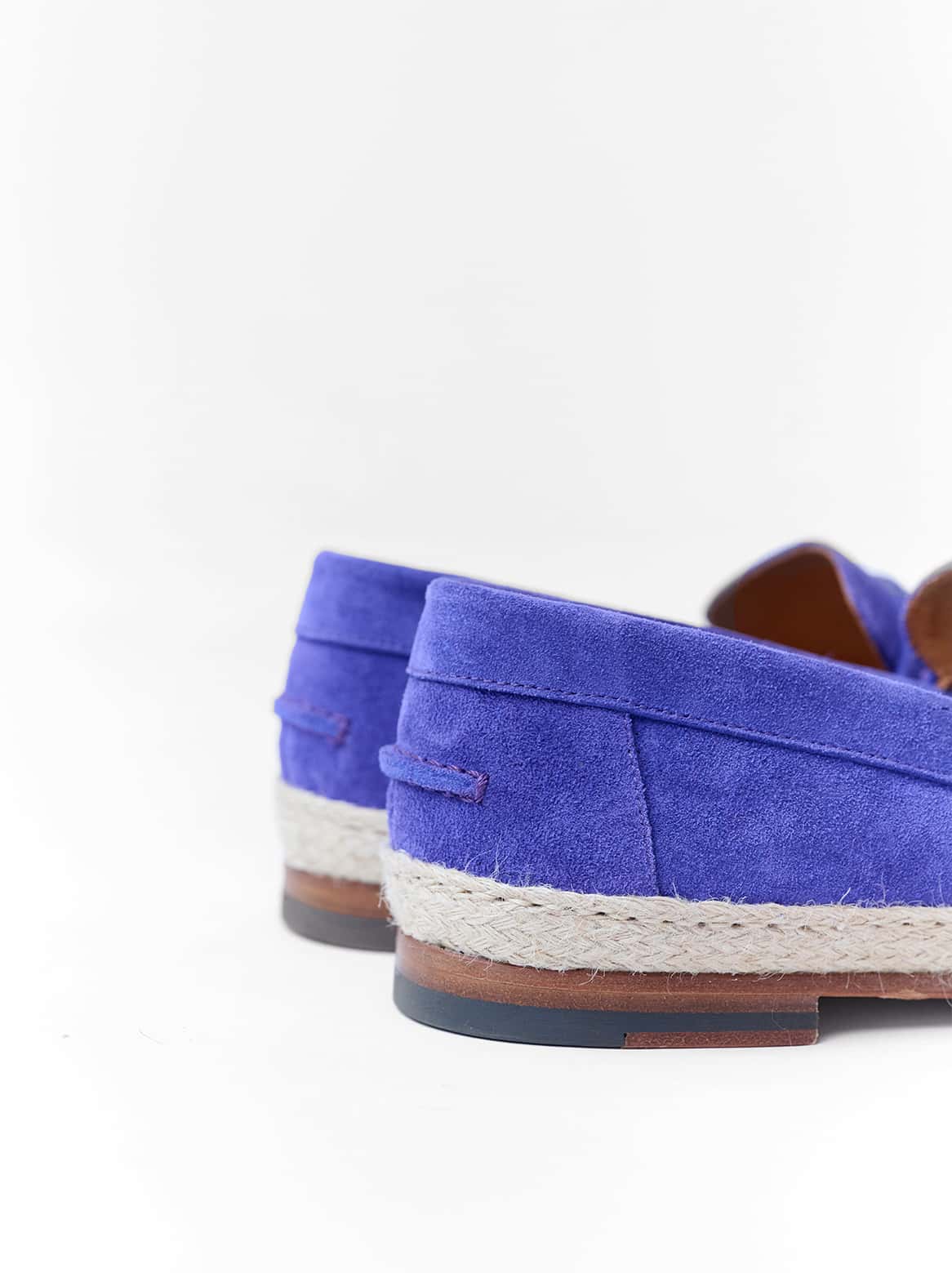 Nahaufnahme der Ferse – handgearbeitete Details der Espadrilles in Lila