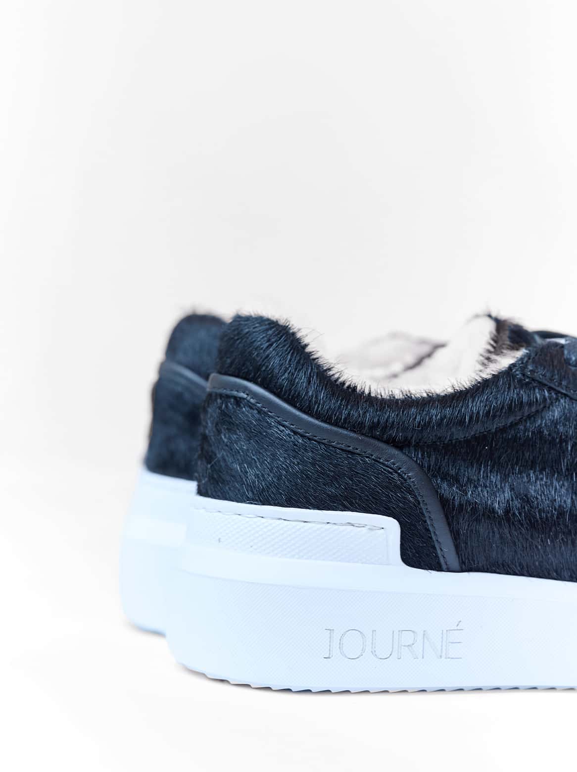 Allegra Sneaker Schwarz mit Schriftzug-Tag – Nahansicht