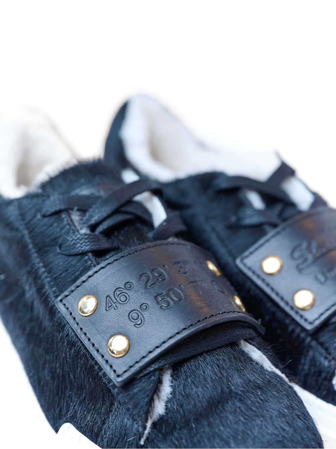 Allegra Sneaker Schwarz mit austauschbaren Tags – Detailaufnahme