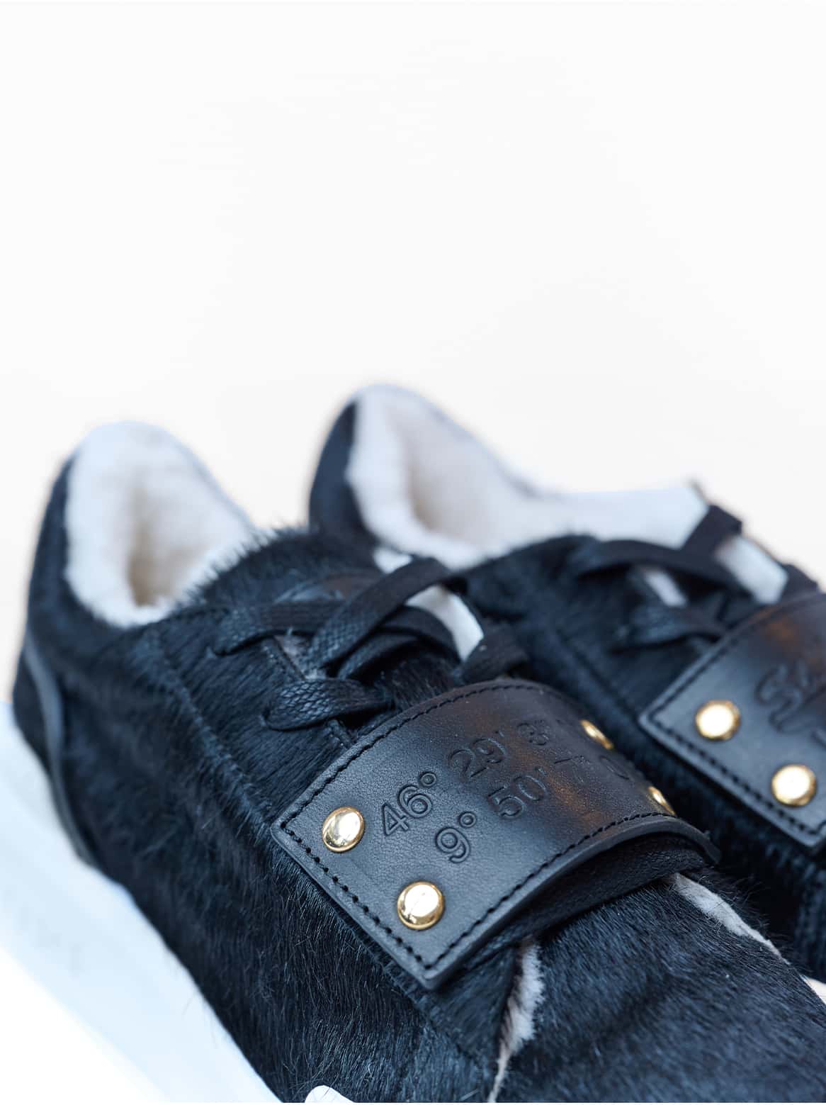 Allegra Sneaker Schwarz mit austauschbaren Tags – Detailaufnahme