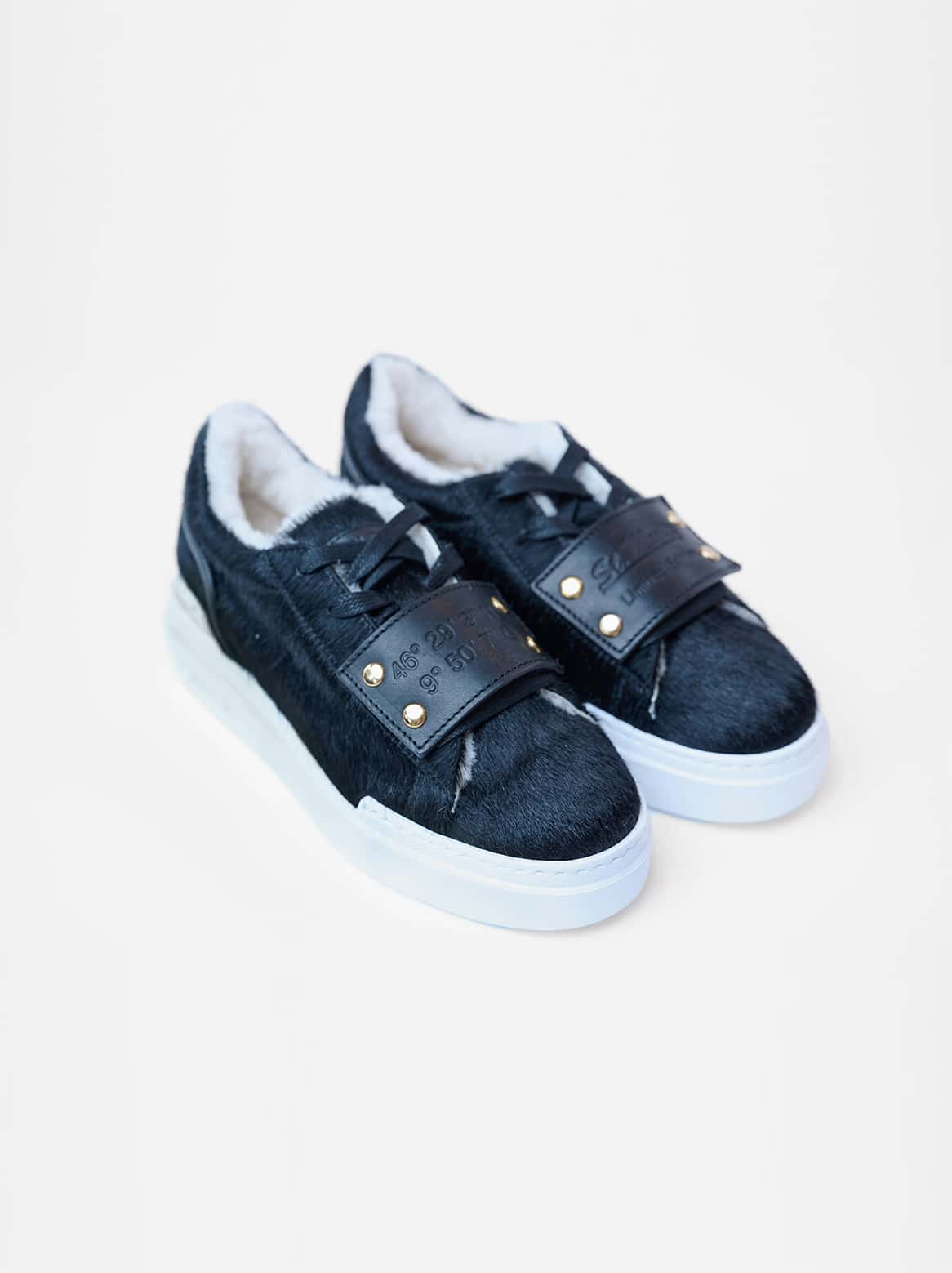 Allegra Sneaker Schwarz mit austauschbaren Tags – Detailaufnahme