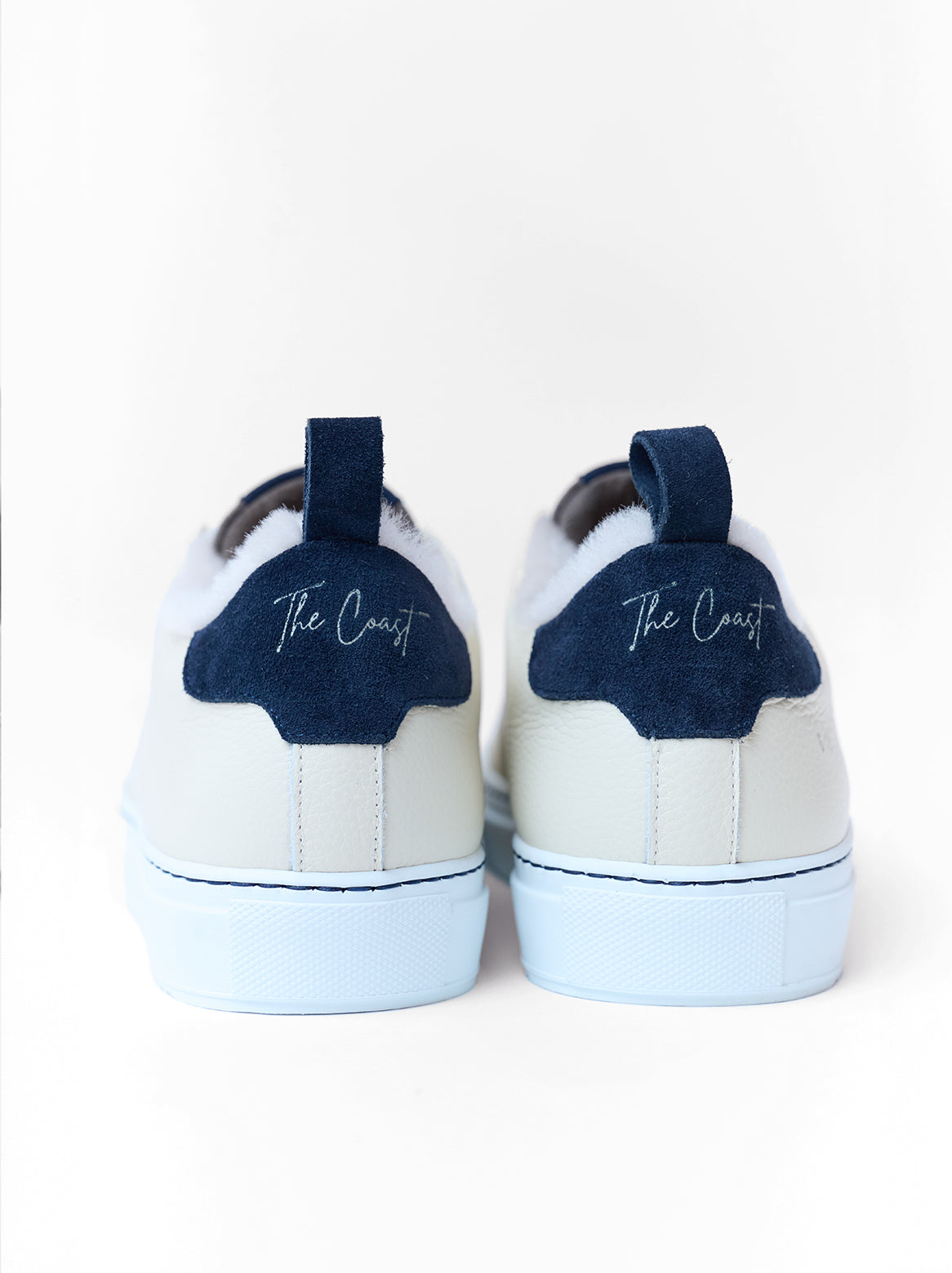 Rückansicht Alexa Sneaker in Creme mit dunkelblauer Fersenlasche