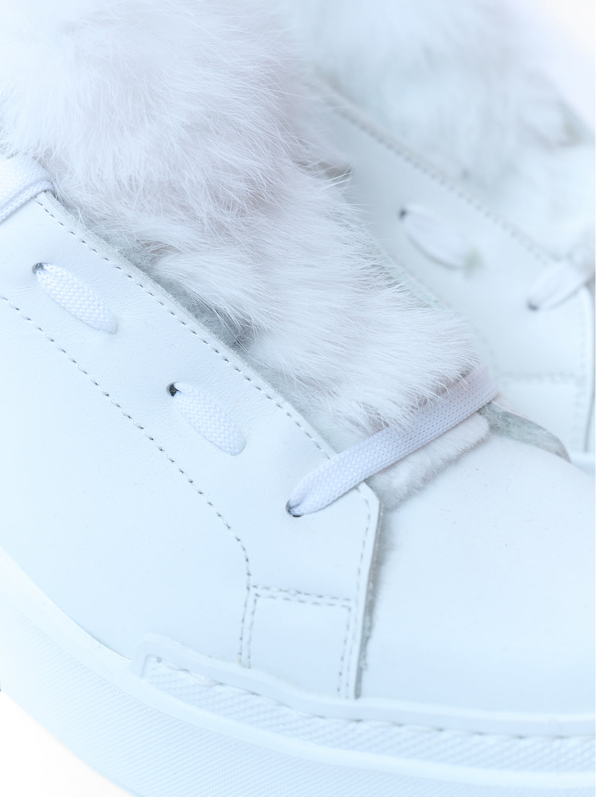 Nahaufnahme weiße Fellapplikation auf Ginevra Sneaker