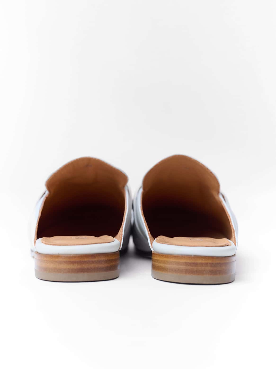 Rückansicht des weißen Slippers mit Sohle