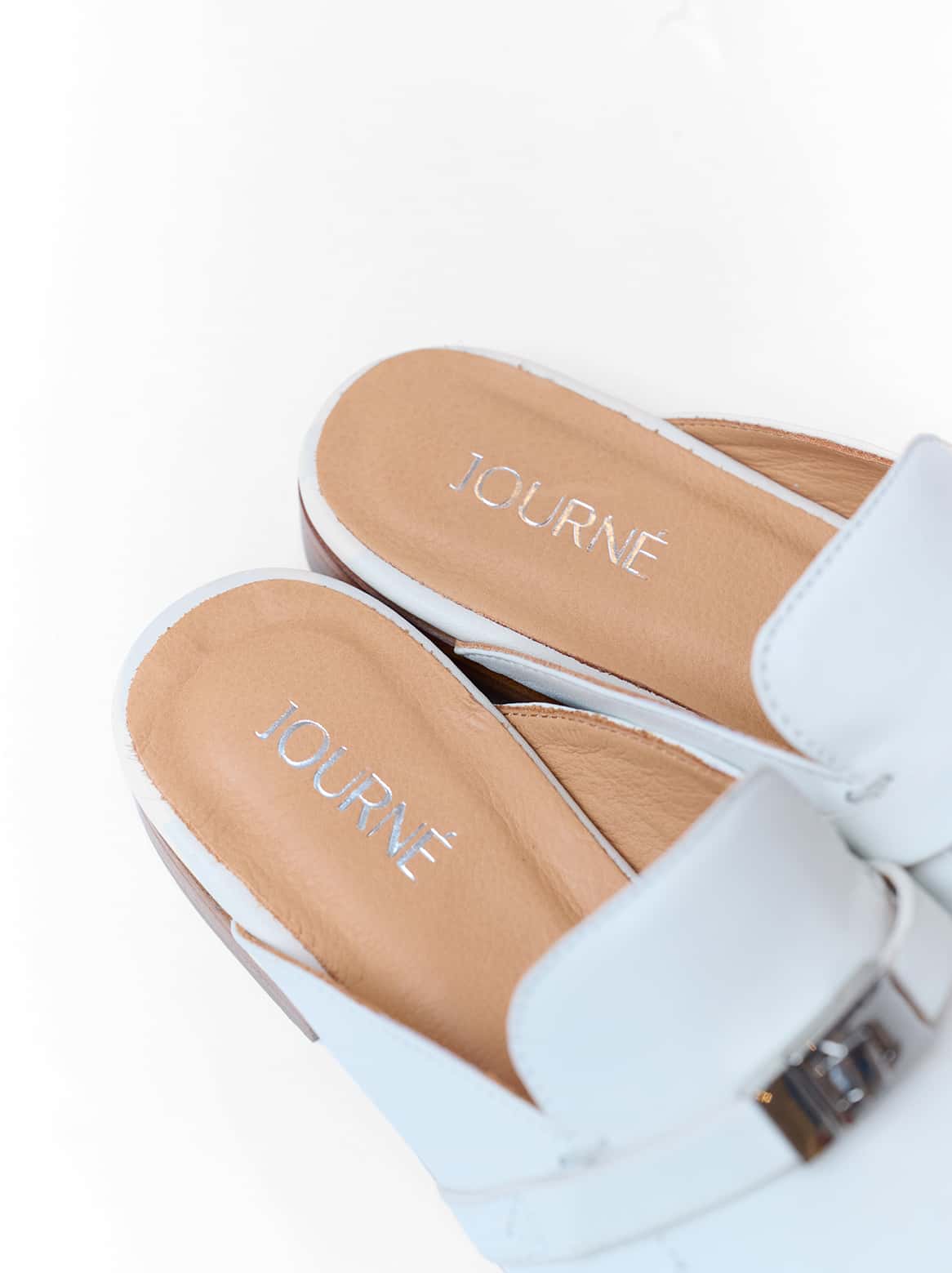 Detailaufnahme Lederstruktur & Naht des Gabriele Slippers in Weiß