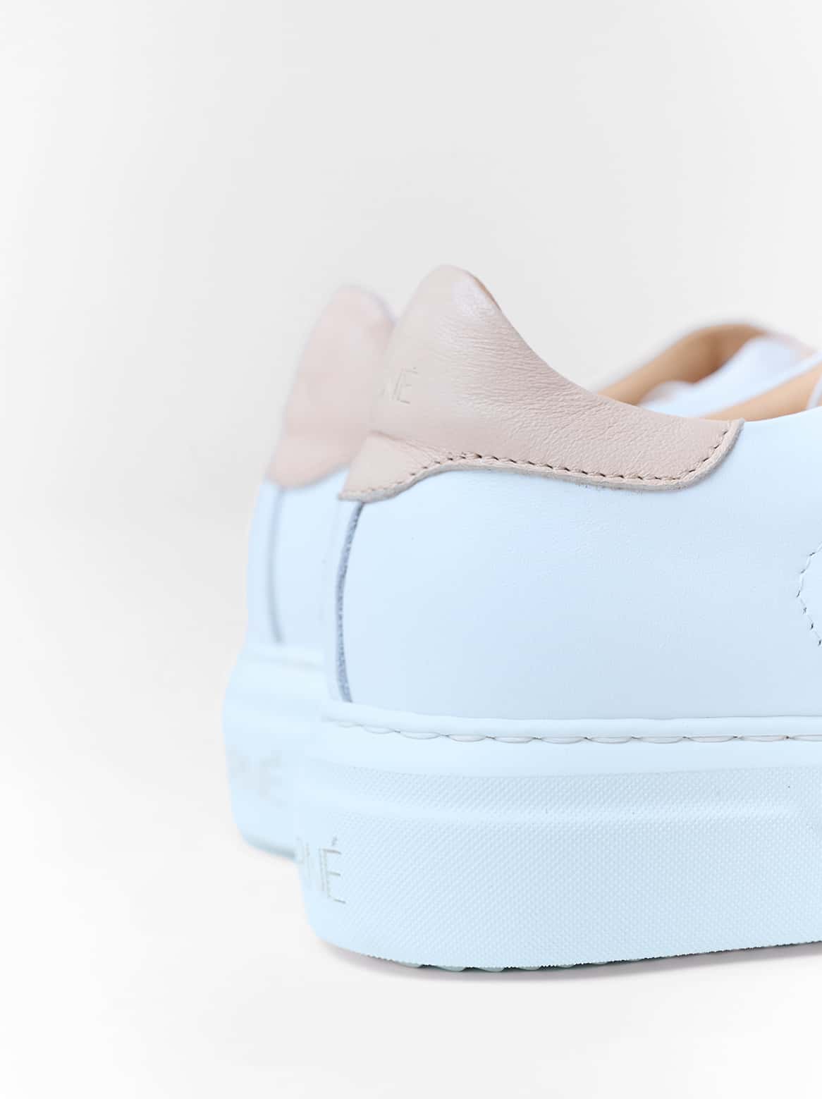 Ferse des ARIA Sneakers – mit originalem Handstich und glattem Leder in Sand