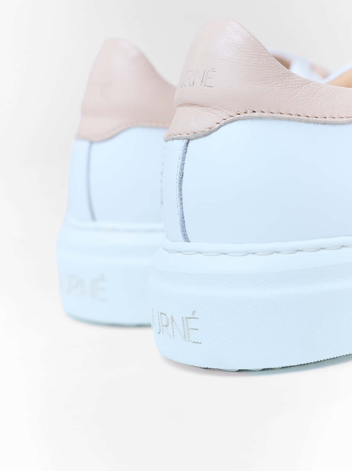 Detailaufnahme des ARIA Sneakers – Übergang zwischen Sohle und Kalbsleder in Weiß