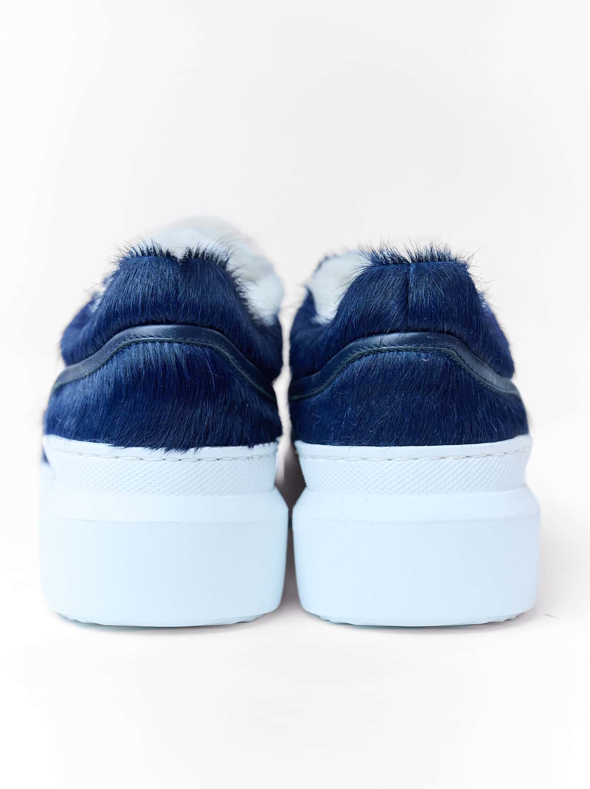 Emilie Sneaker Dunkelblau – Rückansicht mit weißer Gummisohle